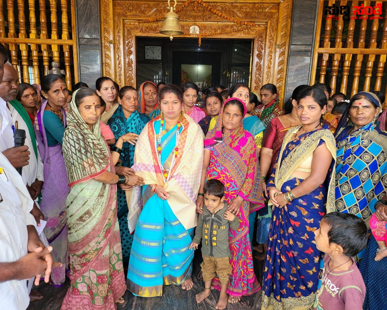 ಸೋಲಾರಗೊಪ್ಪ ದಲ್ಲಿ ಸಿಟಿ ಒಡೆದ ಛಬ್ಬಿ ಕುಕ್ಕರ್ ಗಳು – ಪತಿಯ ಪರವಾಗಿ ಬೆಂಬಲಿಗರೊಂದಿಗೆ ಮನೆ ಮನೆಗೂ ತೆರಳಿ ಕುಕ್ಕರ್ ವಿತರಣೆ ಮಾಡಿದ ಶ್ರೀಮತಿ ಜ್ಯೋತಿ ನಾಗರಾಜ ಛಬ್ಬಿ ಸೋಲಾರಗೊಪ್ಪ ದಲ್ಲಿ ಸಿಟಿ ಒಡೆದ ಛಬ್ಬಿ ಕುಕ್ಕರ್ ಗಳು – ಪತಿಯ ಪರವಾಗಿ ಬೆಂಬಲಿಗರೊಂದಿಗೆ ಮನೆ ಮನೆಗೂ ತೆರಳಿ ಕುಕ್ಕರ್ ವಿತರಣೆ ಮಾಡಿದ ಶ್ರೀಮತಿ ಜ್ಯೋತಿ ನಾಗರಾಜ ಛಬ್ಬಿ