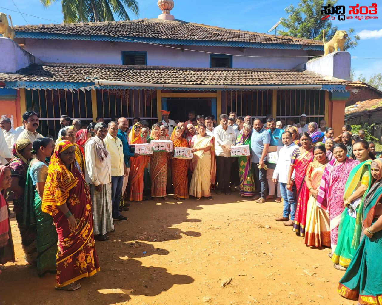 ಡೋರಿ ಗ್ರಾಮದಲ್ಲಿ ನಾಗರಾಜ ಛಬ್ಬಿ ಟೀಮ್ ನಿಂದ ಕುಕ್ಕರ್ ಗಳ ವಿತರಣೆ – ಗ್ರಾಮಕ್ಕೆ ಆಗಮಿಸಿದ ಶ್ರೀಮತಿ ಜ್ಯೋತಿ ನಾಗರಾಜ ಛಬ್ಬಿ ಅವರ ಮುಂದೆ ಸಮಸ್ಯೆಗಳನ್ನು ಹೇಳಿಕೊಂಡು ಬೆಂಬಲ ನೀಡಿದ ಗ್ರಾಮಸ್ಥರು