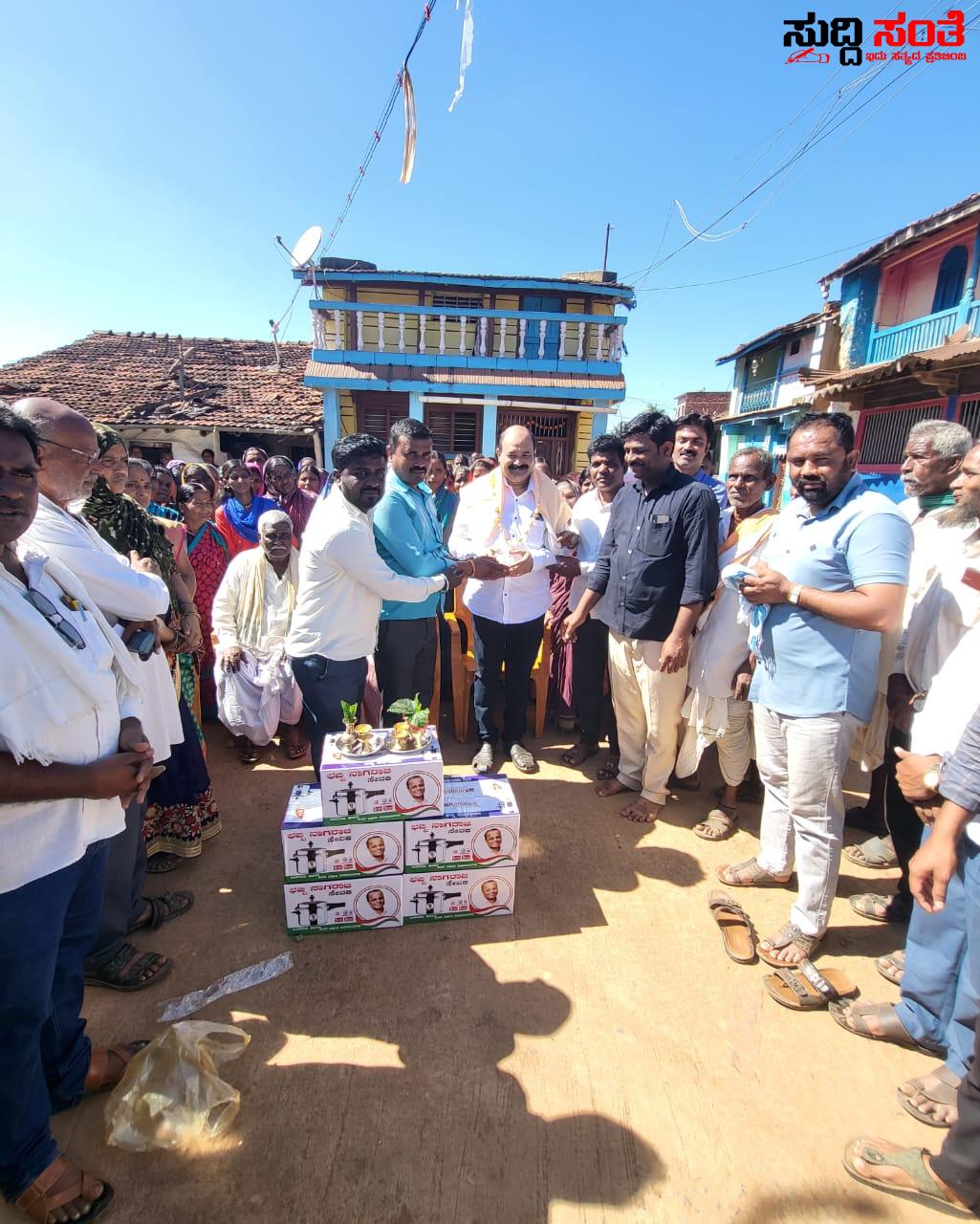 ಕಲಘಟಗಿ ಯಲ್ಲಿ ಮುಂದುವರೆದ ನಾಗರಾಜ ಛಬ್ಬಿ ಕುಕ್ಕರ್ ವಿತರಣೆ ಕಾರ್ಯ – ಬೊಗೇನಾಗರಕೊಪ್ಪ ಗ್ರಾಮದಲ್ಲಿ ಛಬ್ಬಿ ಟೀಮ್ ಗೆ ಗ್ರಾಮಸ್ಥರಿಂದ ಕಂಡು ಬಂದಿತು ಅಭೂತಪೂರ್ಣ ಬೆಂಬಲ ಕಲಘಟಗಿ ಯಲ್ಲಿ ಮುಂದುವರೆದ ನಾಗರಾಜ ಛಬ್ಬಿ ಕುಕ್ಕರ್ ವಿತರಣೆ ಕಾರ್ಯ – ಬೊಗೇನಾಗರಕೊಪ್ಪ ಗ್ರಾಮದಲ್ಲಿ ಛಬ್ಬಿ ಟೀಮ್ ಗೆ ಗ್ರಾಮಸ್ಥರಿಂದ ಕಂಡು ಬಂದಿತು ಅಭೂತಪೂರ್ಣ ಬೆಂಬಲ