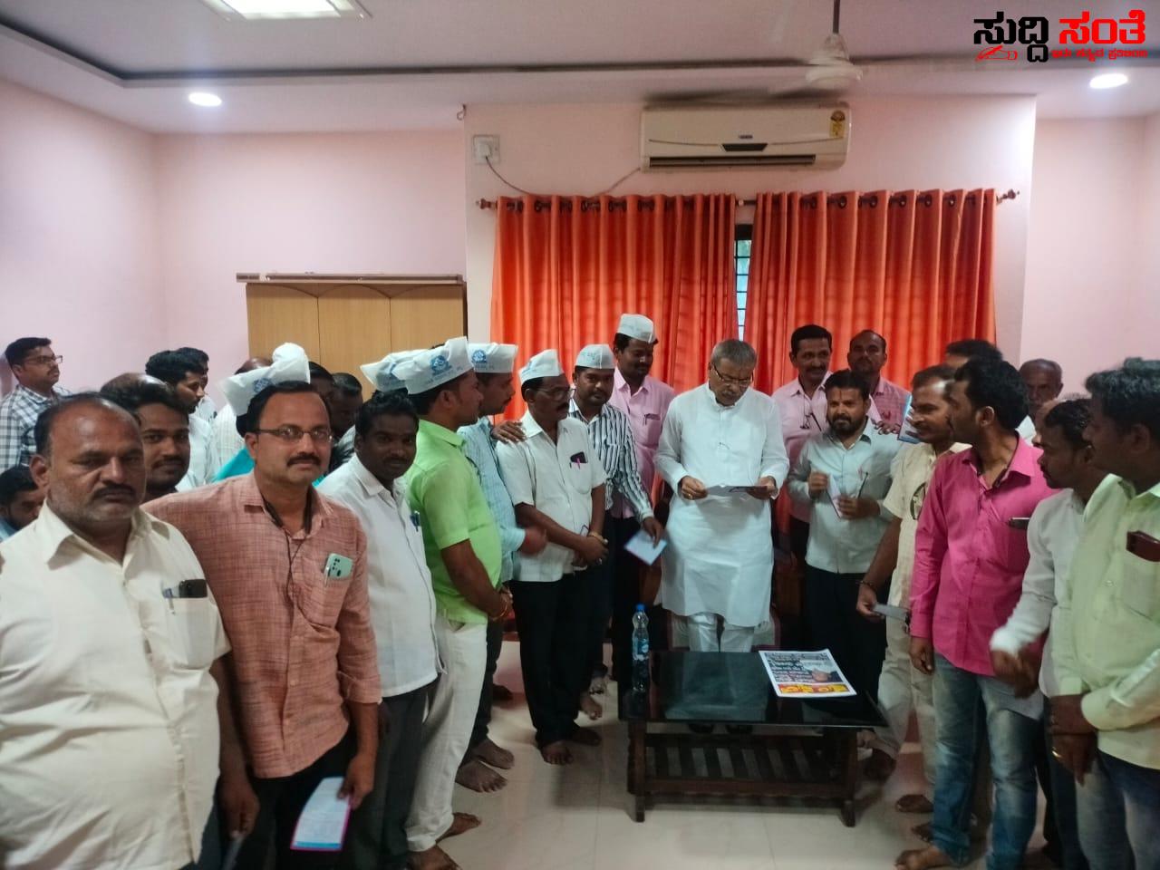 NPS ಹೋರಾಟಕ್ಕೆ 1 ಲಕ್ಷ ರೂಪಾಯಿ ನೆರವು ನೀಡಿದ ಶಾಸಕ ಯಶವಂತರಾಯಗೌಡ ಪಾಟೀಲ – ಸಂಘದ ಮನವಿಗೆ ಸ್ಪಂದಿಸಿ ನೆರವು ನೀಡಿದ ಶಾಸಕರಿಗೆ NPS ನೌಕರರ ಟೀಮ್ NPS ಹೋರಾಟಕ್ಕೆ 1 ಲಕ್ಷ ರೂಪಾಯಿ ನೆರವು ನೀಡಿದ ಶಾಸಕ ಯಶವಂತರಾಯಗೌಡ ಪಾಟೀಲ – ಸಂಘದ ಮನವಿಗೆ ಸ್ಪಂದಿಸಿ ನೆರವು ನೀಡಿದ ಶಾಸಕರಿಗೆ NPS ನೌಕರರ ಟೀಮ್