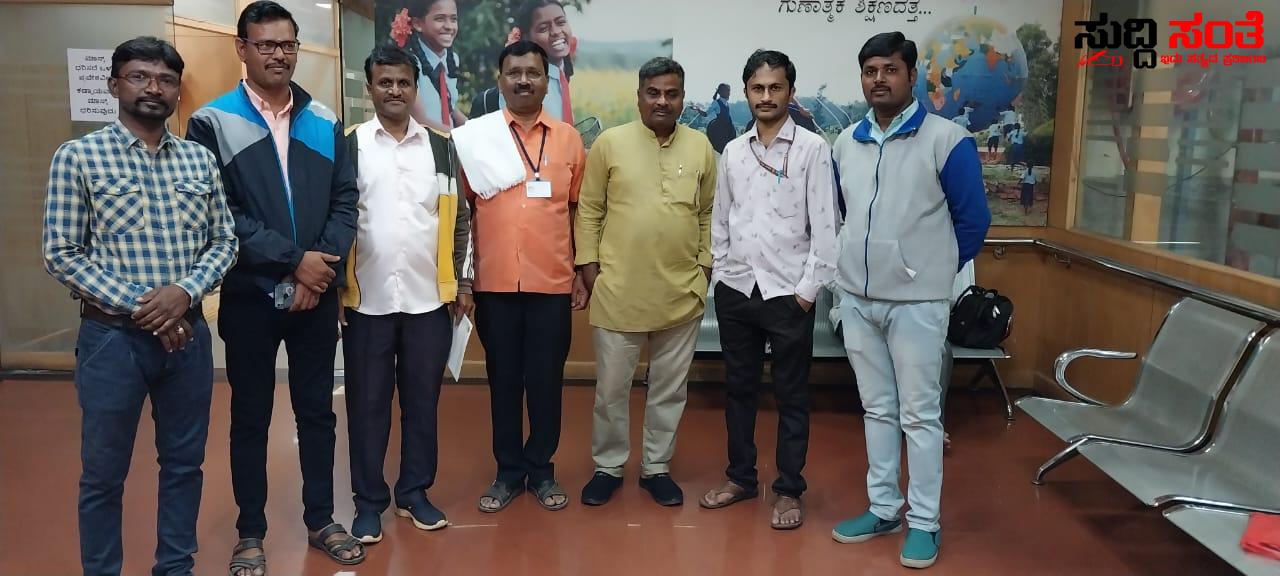 ಶಾಲಾ ಶಿಕ್ಷಣ ಮತ್ತು ಸಾಕ್ಷರತಾ ಇಲಾಖೆಗೆ ಮನವಿ ಸಲ್ಲಿಸಿದ ಗ್ರಾಮೀಣ ಶಿಕ್ಷಕರ ಟೀಮ್ ರಾಜ್ಯದ ಶಿಕ್ಷಕರ ಪರವಾಗಿ NPS ಹೋರಾಟದ ನಡುವೆಯೂ ರಾಜ್ಯದ ಶಿಕ್ಷಕರ ಪರವಾಗಿ ಧ್ವನಿ ಎತ್ತಿದ ಸಂಘಟನೆಯ ನಾಯಕರು ಶಾಲಾ ಶಿಕ್ಷಣ ಮತ್ತು ಸಾಕ್ಷರತಾ ಇಲಾಖೆಗೆ ಮನವಿ ಸಲ್ಲಿಸಿದ ಗ್ರಾಮೀಣ ಶಿಕ್ಷಕರ ಟೀಮ್ ರಾಜ್ಯದ ಶಿಕ್ಷಕರ ಪರವಾಗಿ NPS ಹೋರಾಟದ ನಡುವೆಯೂ ರಾಜ್ಯದ ಶಿಕ್ಷಕರ ಪರವಾಗಿ ಧ್ವನಿ ಎತ್ತಿದ ಸಂಘಟನೆಯ ನಾಯಕರು