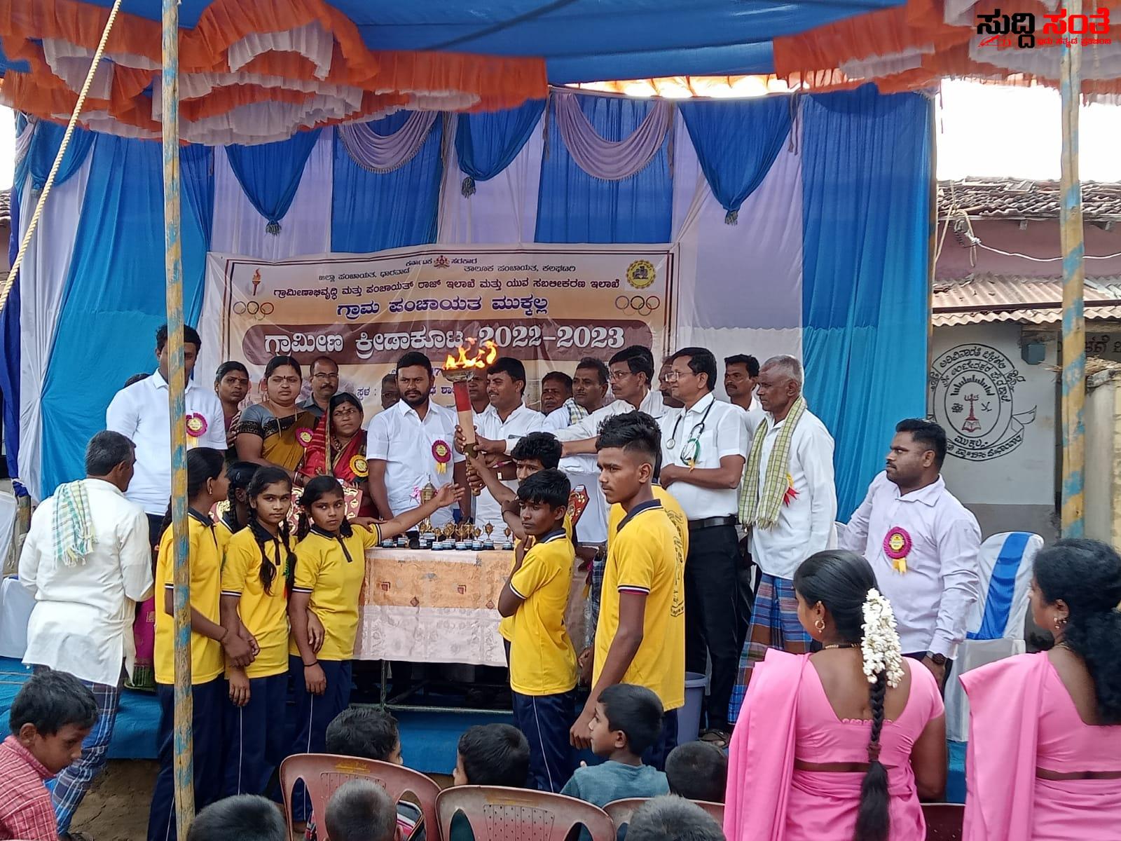 ಅಪೌಷ್ಟಿಕತೆಯಿಂದ ಬಳಲುತ್ತಿರುವ ಮಕ್ಕಳನ್ನು ದತ್ತು ಪಡೆದುಕೊಂಡ ಡಾ ಗಿರೀಜಾ ಪಲ್ಲಕ್ಕಿ ಮತ್ತು ಡಾ ರವಿ ಸೋಮಣ್ಣವರ ದಂಪತಿಗಳು – ಬಿಡುವಿಲ್ಲದ ಕರ್ತವ್ಯದ ನಡುವೆಯೂ ಸಾಮಾಜಿಕ ಜವಾಬ್ದಾರಿಯನ್ನು ತೋರಿಸಿಕೊಟ್ಟು ಮಾದರಿಯಾದ ವೈಧ್ಯ ದಂಪತಿಗಳು ಅಪೌಷ್ಟಿಕತೆಯಿಂದ ಬಳಲುತ್ತಿರುವ ಮಕ್ಕಳನ್ನು ದತ್ತು ಪಡೆದುಕೊಂಡ ಡಾ ಗಿರೀಜಾ ಪಲ್ಲಕ್ಕಿ ಮತ್ತು ಡಾ ರವಿ ಸೋಮಣ್ಣವರ ದಂಪತಿಗಳು – ಬಿಡುವಿಲ್ಲದ ಕರ್ತವ್ಯದ ನಡುವೆಯೂ ಸಾಮಾಜಿಕ ಜವಾಬ್ದಾರಿಯನ್ನು ತೋರಿಸಿಕೊಟ್ಟು ಮಾದರಿಯಾದ ವೈಧ್ಯ ದಂಪತಿಗಳು