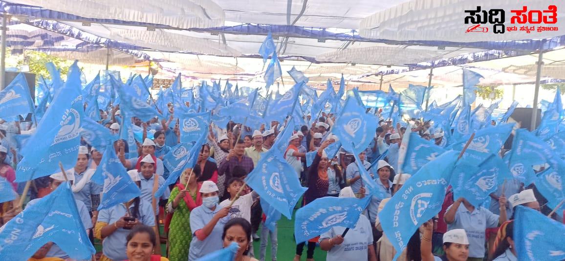 13 ನೇ ದಿನಕ್ಕೆ ಕಾಲಿಟ್ಟ NPS ನೌಕರರ ಮಾಡು ಇಲ್ಲವೆ ಮಡಿ ಹೋರಾಟ – ಇವತ್ತು ನಾಳೆ ನಾಡಿನ ಮೂಲೆ ಮೂಲೆಗಳಿಂದ ಆಗಮಿಸಲಿದ್ದಾರೆ NPS ನೌಕರರು ಸರ್ಕಾರಕ್ಕೆ ಮುಟ್ಟಿಸಲಿದ್ದಾರೆ ಬಿಸಿ 13 ನೇ ದಿನಕ್ಕೆ ಕಾಲಿಟ್ಟ NPS ನೌಕರರ ಮಾಡು ಇಲ್ಲವೆ ಮಡಿ ಹೋರಾಟ – ಇವತ್ತು ನಾಳೆ ನಾಡಿನ ಮೂಲೆ ಮೂಲೆಗಳಿಂದ ಆಗಮಿಸಲಿದ್ದಾರೆ NPS ನೌಕರರು ಸರ್ಕಾರಕ್ಕೆ ಮುಟ್ಟಿಸಲಿದ್ದಾರೆ ಬಿಸಿ