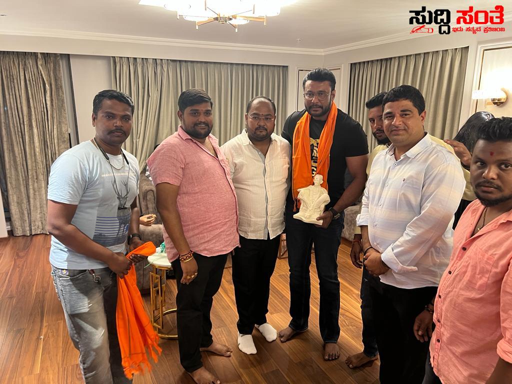 ಹುಬ್ಬಳ್ಳಿಗೆ ಆಗಮಿಸಿದ ಚಾಲೆಂಜಿಂಗ್ ಸ್ಟಾರ್ ದರ್ಶನ್ ಗೆ ಸ್ವಾಗತ ಕೋರಿದ ಪ್ರದೀಪ್ ಶೆಟ್ಟರ್ ಅಭಿಮಾನಿ ಬಳಗ – ಕ್ರಾಂತಿ ಚಿತ್ರದ ಹಾಡು ಬಿಡುಗಡೆಗೆ ನಗರಕ್ಕೆ ಆಗಮಿಸಿದ ದರ್ಶನ್ ಗೆ ಸ್ವಾಗತ ಕೋರಿ ಶುಭ ಹಾರೈಸಿದ ಮಣಿಕಂಠ ಶ್ಯಾಗೋಟಿ ಮತ್ತು ಗೆಳೆಯರು ಹುಬ್ಬಳ್ಳಿಗೆ ಆಗಮಿಸಿದ ಚಾಲೆಂಜಿಂಗ್ ಸ್ಟಾರ್ ದರ್ಶನ್ ಗೆ ಸ್ವಾಗತ ಕೋರಿದ ಪ್ರದೀಪ್ ಶೆಟ್ಟರ್ ಅಭಿಮಾನಿ ಬಳಗ – ಕ್ರಾಂತಿ ಚಿತ್ರದ ಹಾಡು ಬಿಡುಗಡೆಗೆ ನಗರಕ್ಕೆ ಆಗಮಿಸಿದ ದರ್ಶನ್ ಗೆ ಸ್ವಾಗತ ಕೋರಿ ಶುಭ ಹಾರೈಸಿದ ಮಣಿಕಂಠ ಶ್ಯಾಗೋಟಿ ಮತ್ತು ಗೆಳೆಯರು