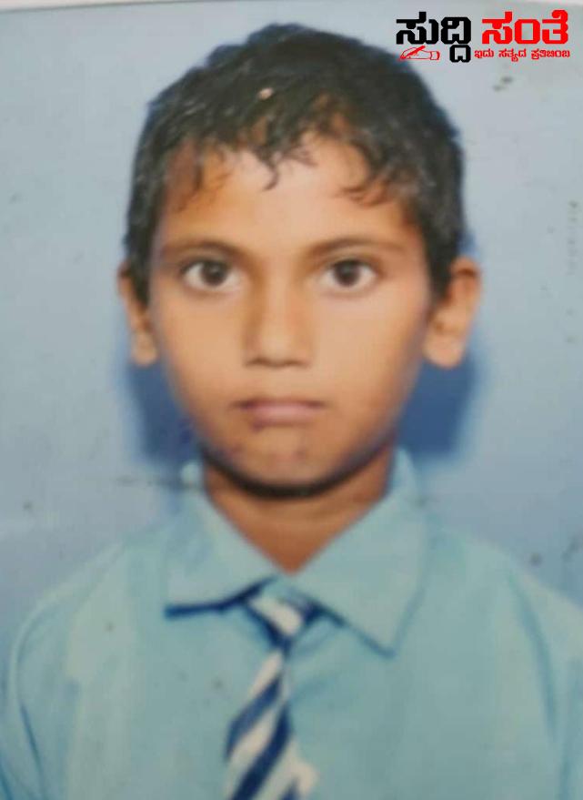 ಹೃದಯಾಘಾತದಿಂದ ಮೃತಪಟ್ಟ 6ನೇ ತರಗತಿಯ ವಿದ್ಯಾರ್ಥಿ – ಫಲಿಸಲಿಲ್ಲ ಶಿಕ್ಷಕರ ಪ್ರಯತ್ನ ಕುಸಿದು ಬಿದ್ದಿದ್ದ ಮಕ್ತುಮ್ ಹೃದಯಾಘಾತದಿಂದ ಮೃತಪಟ್ಟ 6ನೇ ತರಗತಿಯ ವಿದ್ಯಾರ್ಥಿ – ಫಲಿಸಲಿಲ್ಲ ಶಿಕ್ಷಕರ ಪ್ರಯತ್ನ ಕುಸಿದು ಬಿದ್ದಿದ್ದ ಮಕ್ತುಮ್