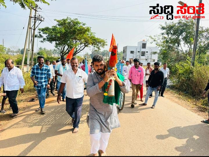 ಗ್ರಾಮೀಣ ಕ್ರೀಡೆಗಳ ಉಳಿಸಲು ಚಕ್ಕಡಿ ಹೊತ್ತುಕೊಂಡ ಯುವ ನಾಯಕ ರಜತ್ ಉಳ್ಳಾಗಡ್ಡಿಮಠ – ರಾಜ್ಯ ಮಟ್ಟದ ಖಾಲಿ ಗಾಡಾ ಸ್ಪರ್ಧೆಗೆ ಚಾಲನೆ ನೀಡಿ ಪ್ರೋತ್ಸಾಹ ನೀಡಿ ಶುಭಹಾರೈಸಿದ ರಜತ್ ಉಳ್ಳಾಗಡ್ಡಿಮಠ ಗ್ರಾಮೀಣ ಕ್ರೀಡೆಗಳ ಉಳಿಸಲು ಚಕ್ಕಡಿ ಹೊತ್ತುಕೊಂಡ ಯುವ ನಾಯಕ ರಜತ್ ಉಳ್ಳಾಗಡ್ಡಿಮಠ – ರಾಜ್ಯ ಮಟ್ಟದ ಖಾಲಿ ಗಾಡಾ ಸ್ಪರ್ಧೆಗೆ ಚಾಲನೆ ನೀಡಿ ಪ್ರೋತ್ಸಾಹ ನೀಡಿ ಶುಭಹಾರೈಸಿದ ರಜತ್ ಉಳ್ಳಾಗಡ್ಡಿಮಠ