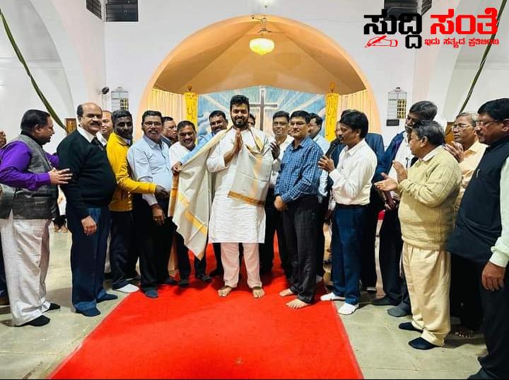 ರಜತ್ ಉಳ್ಳಾಗಡ್ಡಿಮಠ ಗೆ ಬೆಂಬಲ ಘೋಷಣೆ ಮಾಡಿದ ನೂರಾರು ಪಾದ್ರಿಗಳು ಕ್ರೈಸ್ತ ಬಂಧುಗಳು – ಕ್ರಿಸ್ಮಸ್ ಹಬ್ಬಕ್ಕಾಗಿ ವಿಶೇಷ ಕಾರ್ಯಕ್ರಮದಲ್ಲಿ ನಾಳೆಯ ಬದಲಾವಣೆಗಾಗಿ ಯುವ ನಾಯಕನಿಗೆ ತುಂಬಿದರು ಹುಮ್ಮಸ್ಸು ರಜತ್ ಉಳ್ಳಾಗಡ್ಡಿಮಠ ಗೆ ಬೆಂಬಲ ಘೋಷಣೆ ಮಾಡಿದ ನೂರಾರು ಪಾದ್ರಿಗಳು ಕ್ರೈಸ್ತ ಬಂಧುಗಳು – ಕ್ರಿಸ್ಮಸ್ ಹಬ್ಬಕ್ಕಾಗಿ ವಿಶೇಷ ಕಾರ್ಯಕ್ರಮದಲ್ಲಿ ನಾಳೆಯ ಬದಲಾವಣೆಗಾಗಿ ಯುವ ನಾಯಕನಿಗೆ ತುಂಬಿದರು ಹುಮ್ಮಸ್ಸು