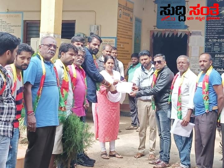 ಧಾರವಾಡ ದಲ್ಲಿ ಜಯ ಕರ್ನಾಟಕ ಜನಪರ ವೇದಿಕೆಯಿಂದ ಪ್ರತಿಭಟನೆ ಮುತ್ತು ಬೆಳ್ಳಕ್ಕಿ ನೇತೃತ್ವದಲ್ಲಿ ಪ್ರತಿಭಟನೆ ಮನವಿ ಸಲ್ಲಿಕೆ ಧಾರವಾಡ ದಲ್ಲಿ ಜಯ ಕರ್ನಾಟಕ ಜನಪರ ವೇದಿಕೆಯಿಂದ ಪ್ರತಿಭಟನೆ ಮುತ್ತು ಬೆಳ್ಳಕ್ಕಿ ನೇತೃತ್ವದಲ್ಲಿ ಪ್ರತಿಭಟನೆ ಮನವಿ ಸಲ್ಲಿಕೆ