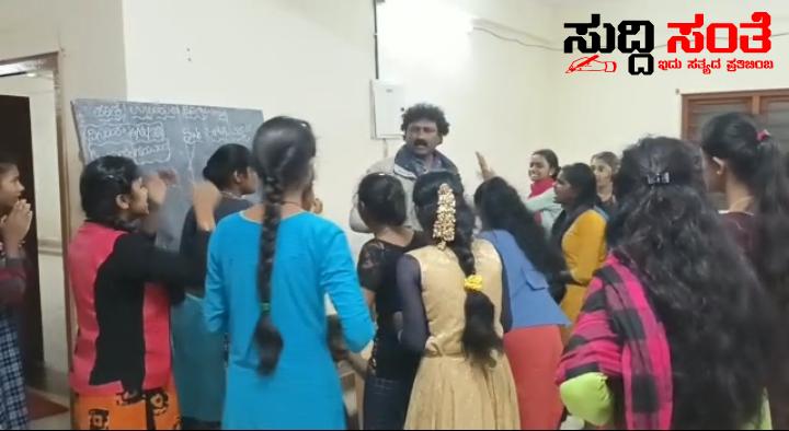 ಮುಖ್ಯ ಶಿಕ್ಷಕನಿಗೆ ಹಿಗ್ಗಾ ಮುಗ್ಗಾ ಥಳಿಸಿದ ವಿದ್ಯಾರ್ಥಿನಿಯರು – ಥಳಿಸಿದ ಕಾರಣ ಕೇಳಿದರೆ ಶಾಕ್ ಆಗುತ್ತೆ….. ಮುಖ್ಯ ಶಿಕ್ಷಕನಿಗೆ ಹಿಗ್ಗಾ ಮುಗ್ಗಾ ಥಳಿಸಿದ ವಿದ್ಯಾರ್ಥಿನಿಯರು – ಥಳಿಸಿದ ಕಾರಣ ಕೇಳಿದರೆ ಶಾಕ್ ಆಗುತ್ತೆ…..