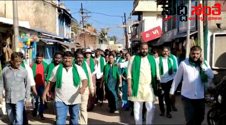 ಧಾರವಾಡದ ಉಪ್ಪಿನ ಬೆಟಗೇರಿಯಿಂದ ಆರಂಭಗೊಂಡ ಕಾಂಗ್ರೆಸ್ ಪಾದಯಾತ್ರೆ ಮಾಜಿ ಸಚಿವ ವಿನಯ ಕುಲಕರ್ಣಿ ಪತ್ನಿ ಗೆ ಸಾಥ್ ನೀಡಿದ್ದಾರೆ ಪಕ್ಷದ ಮುಖಂಡರು ಕಾರ್ಯಕರ್ತರು….. ಧಾರವಾಡದ ಉಪ್ಪಿನ ಬೆಟಗೇರಿಯಿಂದ ಆರಂಭಗೊಂಡ ಕಾಂಗ್ರೆಸ್ ಪಾದಯಾತ್ರೆ ಮಾಜಿ ಸಚಿವ ವಿನಯ ಕುಲಕರ್ಣಿ ಪತ್ನಿ ಗೆ ಸಾಥ್ ನೀಡಿದ್ದಾರೆ ಪಕ್ಷದ ಮುಖಂಡರು ಕಾರ್ಯಕರ್ತರು…..