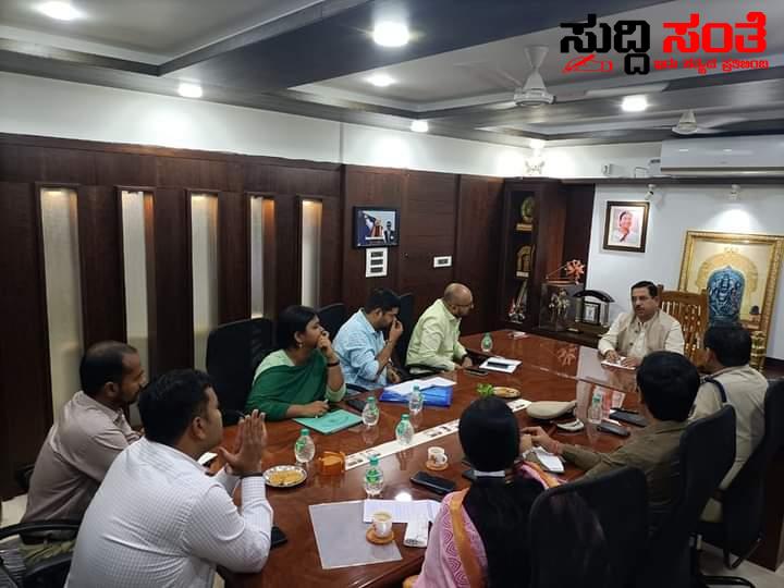 ಅಧಿಕಾರಿಗಳೊಂದಿಗೆ ಸಭೆ ಮಾಡಿದ ಕೇಂದ್ರ ಸಚಿವ ಪ್ರಹ್ಲಾದ್ ಜೋಶಿ -ಯುವಜನೋತ್ಸವ ಸಿದ್ದತೆ ವ್ಯವಸ್ಥೆ ಕುರಿತು ಚರ್ಚೆ ಅಧಿಕಾರಿಗಳೊಂದಿಗೆ ಸಭೆ ಮಾಡಿದ ಕೇಂದ್ರ ಸಚಿವ ಪ್ರಹ್ಲಾದ್ ಜೋಶಿ -ಯುವಜನೋತ್ಸವ ಸಿದ್ದತೆ ವ್ಯವಸ್ಥೆ ಕುರಿತು ಚರ್ಚೆ