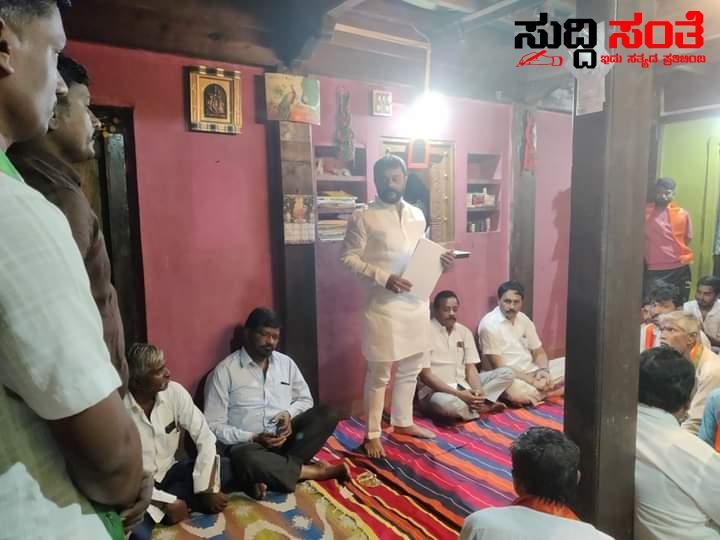 ಪಕ್ಷದ ಸಂಘಟನೆ ಕುರಿತಂತೆ ತೆಗೂರ ಗ್ರಾಮದಲ್ಲಿ ಸಭೆ ಮಾಡಿದ ಶಾಸಕ ಅಮೃತ ದೇಸಾಯಿ – ಶಾಸಕರಿಗೆ ಸಾಥ್ ನೀಡಿದ KMF ಅಧ್ಯಕ್ಷ ಶಂಕರ ಮುಗದ ಮತ್ತು ಮುಖಂಡರು ಕಾರ್ಯಕರ್ತರು ಪಕ್ಷದ ಸಂಘಟನೆ ಕುರಿತಂತೆ ತೆಗೂರ ಗ್ರಾಮದಲ್ಲಿ ಸಭೆ ಮಾಡಿದ ಶಾಸಕ ಅಮೃತ ದೇಸಾಯಿ – ಶಾಸಕರಿಗೆ ಸಾಥ್ ನೀಡಿದ KMF ಅಧ್ಯಕ್ಷ ಶಂಕರ ಮುಗದ ಮತ್ತು ಮುಖಂಡರು ಕಾರ್ಯಕರ್ತರು