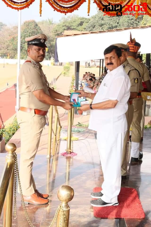 ಖಡಕ್ ಪೊಲೀಸ್ ಇನ್ಸ್ಪೇಕ್ಟರ್ ಶಿವಾನಂದ ಕಮತಗಿ ಗೆ ಕೇಂದ್ರ ಗೃಹ ಇಲಾಖೆಯ ಶ್ರೇಷ್ಠ ತನಿಖಾ ಪ್ರಶಸ್ತಿ ಪ್ರಧಾನ – ಫ್ರೂಟ್ ಇರ್ಫಾನ್ ಪ್ರಕರಣದ ತನಿಖೆಗೆ ಲಭಿಸಿದ ಪ್ರಶಸ್ತಿ ಬೆಂಗಳೂರಿನಲ್ಲಿ ಗೃಹ ಸಚಿವರಿಂದ ಸ್ವೀಕಾರ ಸಾಕ್ಷಿಯಾದರು ಕುಟುಂಬಸ್ಥರು….. ಖಡಕ್ ಪೊಲೀಸ್ ಇನ್ಸ್ಪೇಕ್ಟರ್ ಶಿವಾನಂದ ಕಮತಗಿ ಗೆ ಕೇಂದ್ರ ಗೃಹ ಇಲಾಖೆಯ ಶ್ರೇಷ್ಠ ತನಿಖಾ ಪ್ರಶಸ್ತಿ ಪ್ರಧಾನ – ಫ್ರೂಟ್ ಇರ್ಫಾನ್ ಪ್ರಕರಣದ ತನಿಖೆಗೆ ಲಭಿಸಿದ ಪ್ರಶಸ್ತಿ ಬೆಂಗಳೂರಿನಲ್ಲಿ ಗೃಹ ಸಚಿವರಿಂದ ಸ್ವೀಕಾರ ಸಾಕ್ಷಿಯಾದರು ಕುಟುಂಬಸ್ಥರು…..