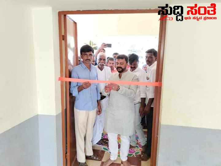 ನೂತನ ಶಾಲಾ ಕಟ್ಟಡ ಉದ್ಘಾಟನೆ ಮಾಡಿದ ಶಾಸಕ ಅಮೃತ ದೇಸಾಯಿ – ಕೇಂದ್ರ ಸಚಿವ ಪ್ರಹ್ಲಾದ್ ಜೋಶಿ ಅವರ ಬಣ್ಣದರ್ಪಣೆ ವೀಕ್ಷಣೆ ಮಾಡಿದ ಶಾಸಕರು ನೂತನ ಶಾಲಾ ಕಟ್ಟಡ ಉದ್ಘಾಟನೆ ಮಾಡಿದ ಶಾಸಕ ಅಮೃತ ದೇಸಾಯಿ – ಕೇಂದ್ರ ಸಚಿವ ಪ್ರಹ್ಲಾದ್ ಜೋಶಿ ಅವರ ಬಣ್ಣದರ್ಪಣೆ ವೀಕ್ಷಣೆ ಮಾಡಿದ ಶಾಸಕರು