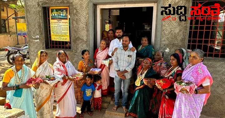 ರಜತ್ ಉಳ್ಳಾಗಡ್ಡಿಮಠ ರಿಗೆ ಹರಕೆ ಹೊತ್ತು ಆಶೀರ್ವಾದ ಮಾಡಿದ ಜೋಗಮ್ಮರು –ಸಮಾಜದಲ್ಲಿ ನಮ್ಮ ನಡುವೆ ಇರುವ ಜೋಗಮ್ಮ ರಿಗೆ ಸನ್ಮಾನಿಸಿ ಉಡುಗೊರೆ ನೀಡಿ ಗೌರವಿಸಿದ ರಜತ್ ಉಳ್ಳಾಗಡ್ಡಿಮಠ ರಜತ್ ಉಳ್ಳಾಗಡ್ಡಿಮಠ ರಿಗೆ ಹರಕೆ ಹೊತ್ತು ಆಶೀರ್ವಾದ ಮಾಡಿದ ಜೋಗಮ್ಮರು –ಸಮಾಜದಲ್ಲಿ ನಮ್ಮ ನಡುವೆ ಇರುವ ಜೋಗಮ್ಮ ರಿಗೆ ಸನ್ಮಾನಿಸಿ ಉಡುಗೊರೆ ನೀಡಿ ಗೌರವಿಸಿದ ರಜತ್ ಉಳ್ಳಾಗಡ್ಡಿಮಠ