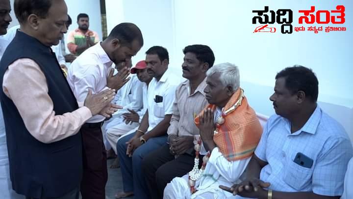 ಕೇಂದ್ರ ಸಚಿವ ಪ್ರಹ್ಲಾದ್ ಜೋಶಿಯವರ ಕಚೇರಿಯಲ್ಲಿ ವಿಭಿನ್ನವಾಗಿ 74ನೇ ಗಣರಾಜ್ಯೋತ್ಸವ ಆಚರಣೆ – ಸಮಾಜದಲ್ಲಿ ನಮ್ಮೊಂದಿಗಿರುವ ದುಡಿಯುವ ಶ್ರಮಿಕ ವರ್ಗದವರಿಂದ ಧ್ವಜಾರೋಹಣ ಮಾಡಿ ಮಾದರಿಯಾದ ಸಚಿವರ ಕಚೇರಿ ಕೇಂದ್ರ ಸಚಿವ ಪ್ರಹ್ಲಾದ್ ಜೋಶಿಯವರ ಕಚೇರಿಯಲ್ಲಿ ವಿಭಿನ್ನವಾಗಿ 74ನೇ ಗಣರಾಜ್ಯೋತ್ಸವ ಆಚರಣೆ – ಸಮಾಜದಲ್ಲಿ ನಮ್ಮೊಂದಿಗಿರುವ ದುಡಿಯುವ ಶ್ರಮಿಕ ವರ್ಗದವರಿಂದ ಧ್ವಜಾರೋಹಣ ಮಾಡಿ ಮಾದರಿಯಾದ ಸಚಿವರ ಕಚೇರಿ