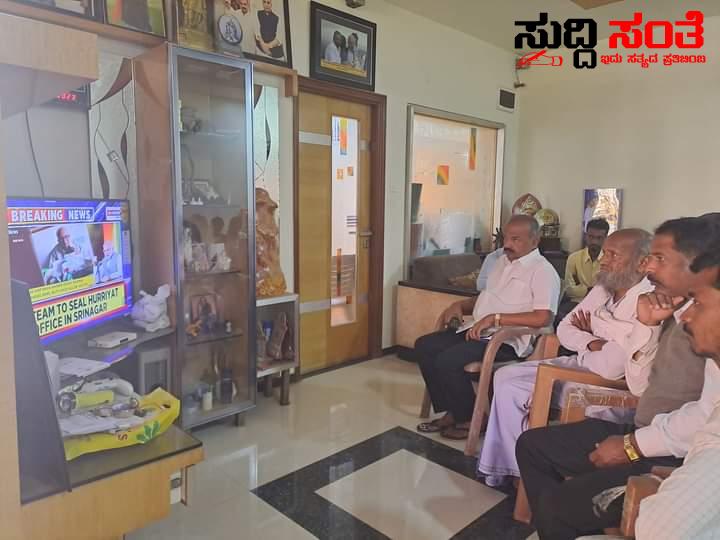 ಮನ್ ಕೀ ಬಾತ್ ವೀಕ್ಷಣೆ ಮಾಡಿದ BJP ಮುಖಂಡ M R ಪಾಟೀಲ್ – ಕುಂದಗೋಳ ವಿಧಾನ ಸಭಾ ಕ್ಷೇತ್ರದ ಹಿರಿಯರೊಂದಿಗೆ ವೀಕ್ಷಣೆ ಮನ್ ಕೀ ಬಾತ್ ವೀಕ್ಷಣೆ ಮಾಡಿದ BJP ಮುಖಂಡ M R ಪಾಟೀಲ್ – ಕುಂದಗೋಳ ವಿಧಾನ ಸಭಾ ಕ್ಷೇತ್ರದ ಹಿರಿಯರೊಂದಿಗೆ ವೀಕ್ಷಣೆ