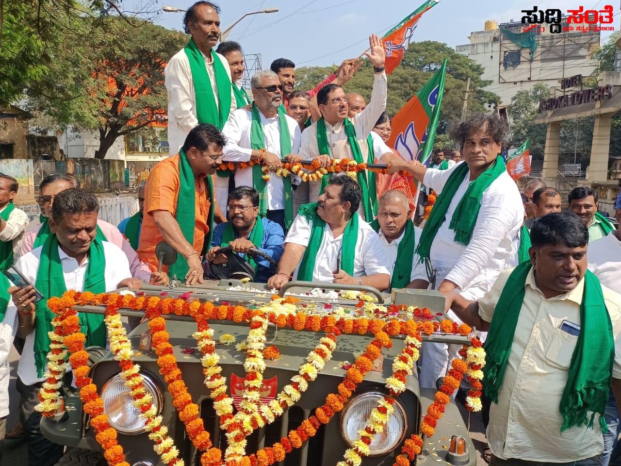 ಕಳಸಾ ಬಂಡೂರಿ ನಾಲಾ ವಿಸ್ತೃತ ಯೋಜನೆಗೆ ಕೇಂದ್ರ ಗ್ರೀನ್ ಸಿಗ್ನಲ್ ಹುಬ್ಬಳ್ಳಿಯಲ್ಲಿ ವಿಜಯೋತ್ಸವ ಕೇಂದ್ರ ಸಚಿವ ರಿಗೆ ಸಾಥ್ ನೀಡಿದ ಜಿಲ್ಲೆಯ ಶಾಸಕರು ಪಕ್ಷದ ಮುಖಂಡರು ಕಾರ್ಯಕರ್ತರು ಕಳಸಾ ಬಂಡೂರಿ ನಾಲಾ ವಿಸ್ತೃತ ಯೋಜನೆಗೆ ಕೇಂದ್ರ ಗ್ರೀನ್ ಸಿಗ್ನಲ್ ಹುಬ್ಬಳ್ಳಿಯಲ್ಲಿ ವಿಜಯೋತ್ಸವ ಕೇಂದ್ರ ಸಚಿವ ರಿಗೆ ಸಾಥ್ ನೀಡಿದ ಜಿಲ್ಲೆಯ ಶಾಸಕರು ಪಕ್ಷದ ಮುಖಂಡರು ಕಾರ್ಯಕರ್ತರು