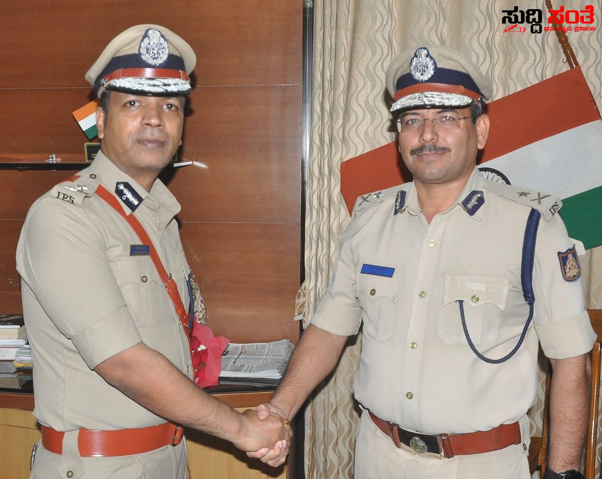 ಹುಬ್ಬಳ್ಳಿ ಧಾರವಾಡ ಪೊಲೀಸ್ ಆಯುಕ್ತರಾಗಿ ಅಧಿಕಾರ ವಹಿಸಿಕೊಂಡ ರಮನ ಗುಪ್ತಾ – ಅಧಿಕಾರ ಹಸ್ತಾಂತರ ಮಾಡಿದ ಖಡಕ್ ಲಾಬೂರಾಮ್….. ಹುಬ್ಬಳ್ಳಿ ಧಾರವಾಡ ಪೊಲೀಸ್ ಆಯುಕ್ತರಾಗಿ ಅಧಿಕಾರ ವಹಿಸಿಕೊಂಡ ರಮನ ಗುಪ್ತಾ – ಅಧಿಕಾರ ಹಸ್ತಾಂತರ ಮಾಡಿದ ಖಡಕ್ ಲಾಬೂರಾಮ್…..