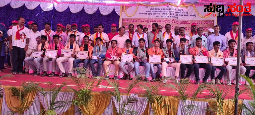 ಸರ್ಕಾರಿ ನೌಕರರ ಕ್ರೀಡಾಕೂಟ ದ ಕಾರ್ಯಕ್ರಮ ದಲ್ಲಿ ಪಾಲ್ಗೊಂಡ ಷಡಾಕ್ಷರಿ ಅವರು – ಎರಡು ದಿನಗಳ ಕ್ರೀಡಾಕೂಟ ದಲ್ಲಿ ನೌಕರರು ಭಾಗಿ ಸರ್ಕಾರಿ ನೌಕರರ ಕ್ರೀಡಾಕೂಟ ದ ಕಾರ್ಯಕ್ರಮ ದಲ್ಲಿ ಪಾಲ್ಗೊಂಡ ಷಡಾಕ್ಷರಿ ಅವರು – ಎರಡು ದಿನಗಳ ಕ್ರೀಡಾಕೂಟ ದಲ್ಲಿ ನೌಕರರು ಭಾಗಿ