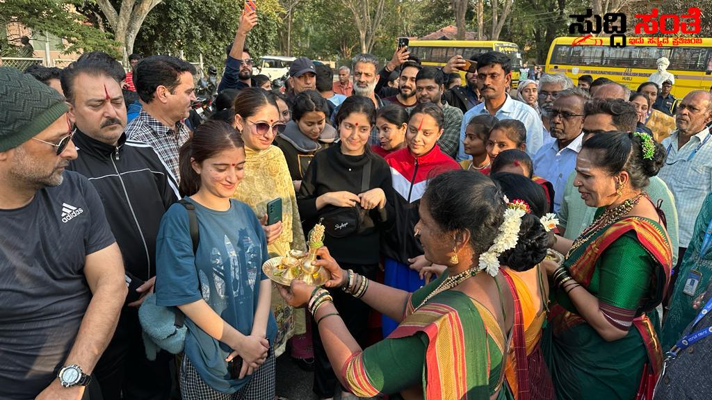 ಯುವ ಜನೋತ್ಸವಕ್ಕೆ  ನಗರಕ್ಕೆ ಆಗಮಿಸಿದ ಜಮ್ಮು ಕಾಶ್ಮೀರ ತಂಡ – ನಗರಕ್ಕೆ ಆಗಮಿಸಿದ ಕಲಾವಿದರನ್ನು ಸಂಪ್ರದಾಯದಂತೆ ಸ್ವಾಗತ ಯುವ ಜನೋತ್ಸವಕ್ಕೆ  ನಗರಕ್ಕೆ ಆಗಮಿಸಿದ ಜಮ್ಮು ಕಾಶ್ಮೀರ ತಂಡ – ನಗರಕ್ಕೆ ಆಗಮಿಸಿದ ಕಲಾವಿದರನ್ನು ಸಂಪ್ರದಾಯದಂತೆ ಸ್ವಾಗತ