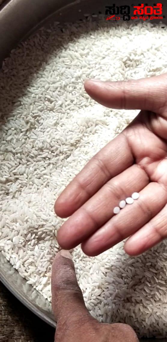 ಮಕ್ಕಳ ಬಿಸಿಯೂಟದ ಅಕ್ಕಿಯಲ್ಲಿ ಪ್ಲಾಸ್ಟಿಕ್ ಮಣಿಗಳು – ತಿನ್ನುವ ಅಕ್ಕಿಯನ್ನೂ ಬಿಡದ ಕಲಬೆರೆಕೆ ದಂಧೆ 200 ಕ್ಕೂ ಹೆಚ್ಚು ಅಕ್ಕಿ ಮೂಟೆಯಲ್ಲಿ ಪತ್ತೆಯಾದ ಪ್ಲಾಸ್ಟಿಕ್ ಮಣಿಗಳು ಮಕ್ಕಳ ಬಿಸಿಯೂಟದ ಅಕ್ಕಿಯಲ್ಲಿ ಪ್ಲಾಸ್ಟಿಕ್ ಮಣಿಗಳು – ತಿನ್ನುವ ಅಕ್ಕಿಯನ್ನೂ ಬಿಡದ ಕಲಬೆರೆಕೆ ದಂಧೆ 200 ಕ್ಕೂ ಹೆಚ್ಚು ಅಕ್ಕಿ ಮೂಟೆಯಲ್ಲಿ ಪತ್ತೆಯಾದ ಪ್ಲಾಸ್ಟಿಕ್ ಮಣಿಗಳು