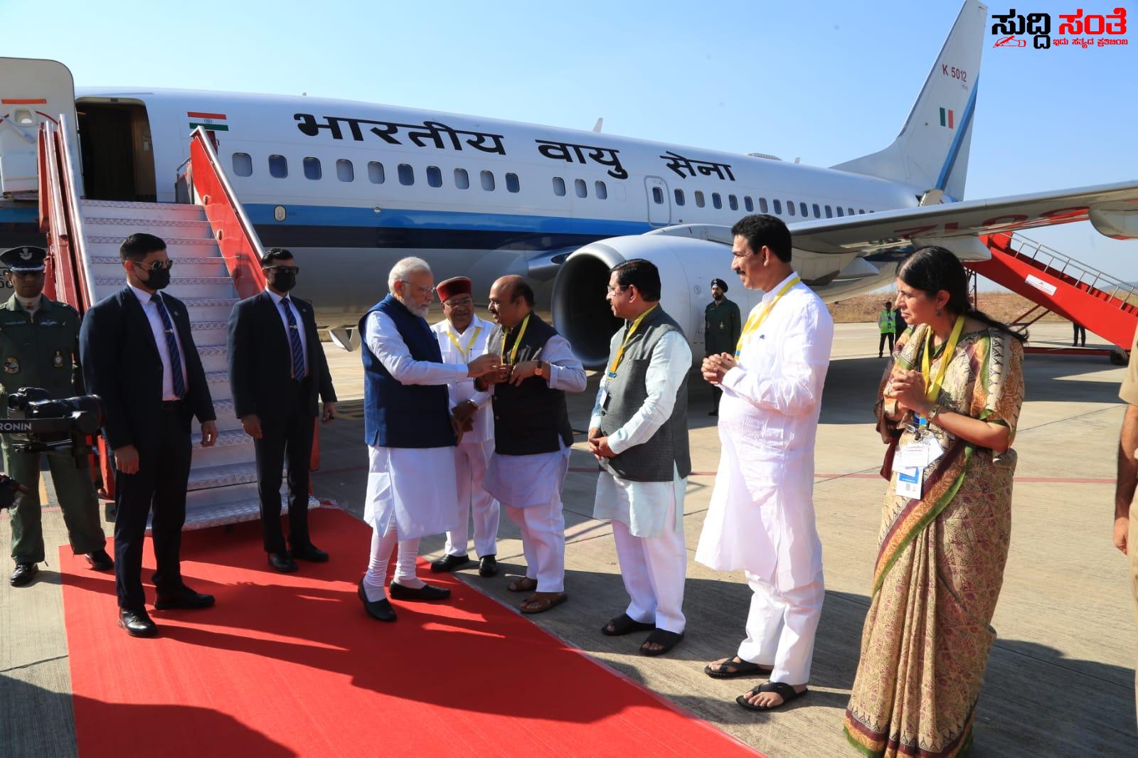 ಹುಬ್ಬಳ್ಳಿಗೆ ಆಗಮಿಸಿದ ಪ್ರಧಾನಿ ನರೇಂದ್ರ ಮೋದಿ ನಗರದಲ್ಲಿ ಅದ್ದೂರಿಯಾಗಿ ನಡೆಯಿತು ರೋಡ್ ಶೋ…… ಹುಬ್ಬಳ್ಳಿಗೆ ಆಗಮಿಸಿದ ಪ್ರಧಾನಿ ನರೇಂದ್ರ ಮೋದಿ ನಗರದಲ್ಲಿ ಅದ್ದೂರಿಯಾಗಿ ನಡೆಯಿತು ರೋಡ್ ಶೋ……