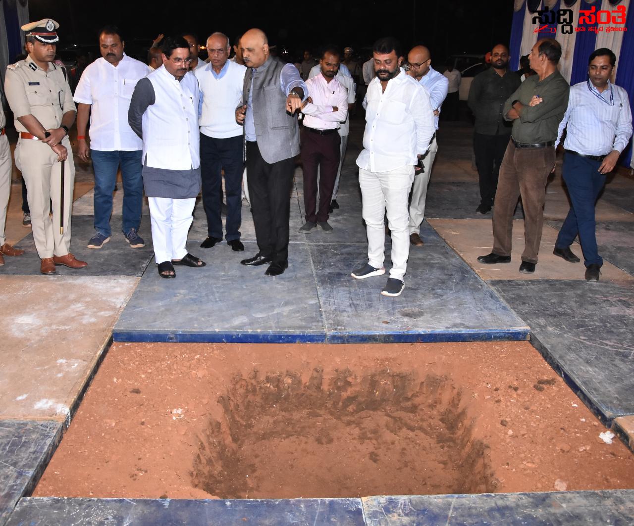 ಮತ್ತೊಂದು ವಿಶ್ವವಿದ್ಯಾಲಯದ ಭೂಮಿ ಪೂಜೆಗೆ ಸಿದ್ದಗೊಂಡಿದೆ ಧಾರವಾಡ – ಸಿದ್ದತೆಯನ್ನು ಪರಿಶೀಲನೆ ಮಾಡಿದ ಕೇಂದ್ರ ಸಚಿವ ಪ್ರಹ್ಲಾದ್ ಜೋಶಿ ಮತ್ತು ಶಾಸಕರು ಅಧಿಕಾರಿಗಳು ಮತ್ತೊಂದು ವಿಶ್ವವಿದ್ಯಾಲಯದ ಭೂಮಿ ಪೂಜೆಗೆ ಸಿದ್ದಗೊಂಡಿದೆ ಧಾರವಾಡ – ಸಿದ್ದತೆಯನ್ನು ಪರಿಶೀಲನೆ ಮಾಡಿದ ಕೇಂದ್ರ ಸಚಿವ ಪ್ರಹ್ಲಾದ್ ಜೋಶಿ ಮತ್ತು ಶಾಸಕರು ಅಧಿಕಾರಿಗಳು