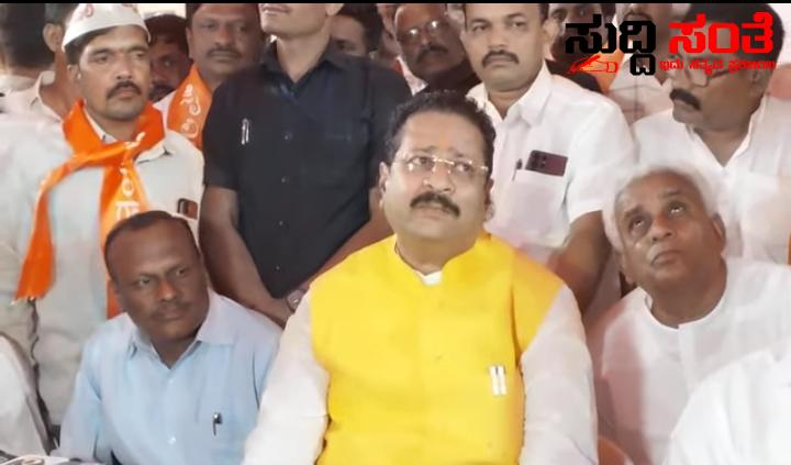 CM ಗೆ 24 ಗಂಟೆಗಳ ಗಡುವು ನೀಡಿದ ಬಸನಗೌಡ ಪಾಟೀಲ ಯತ್ನಾಳ್ – 24 ಗಂಟೆಯಲ್ಲಿ ಮೀಸಲಾತಿ ಕೊಡ್ತಿರೋ ಇಲ್ಲವೋ ಹೇಳಿ ಡೇಡ್ ಲೈನ್ ನೀಡಿದ ಬಿಜೆಪಿ ಶಾಸಕರು CM ಗೆ 24 ಗಂಟೆಗಳ ಗಡುವು ನೀಡಿದ ಬಸನಗೌಡ ಪಾಟೀಲ ಯತ್ನಾಳ್ – 24 ಗಂಟೆಯಲ್ಲಿ ಮೀಸಲಾತಿ ಕೊಡ್ತಿರೋ ಇಲ್ಲವೋ ಹೇಳಿ ಡೇಡ್ ಲೈನ್ ನೀಡಿದ ಬಿಜೆಪಿ ಶಾಸಕರು