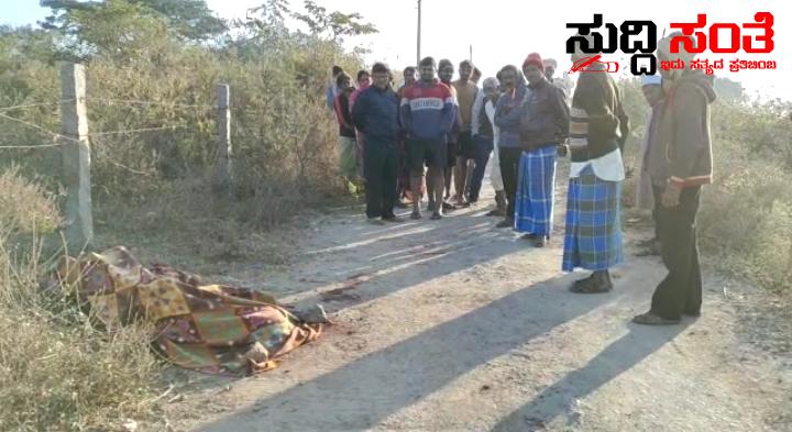 ಭೀಕ್ಷುಕಿಯನ್ನು ತಿಂದು ಸಾಯಿಸಿದ ಬೀದಿ ನಾಯಿಗಳು – ಧಾರವಾಡದ ಉಪ್ಪಿನ ಬೆಟಗೇರಿ ಗ್ರಾಮದಲ್ಲಿ ಅಮಾನವೀಯ ಘಟನೆ….. ಭೀಕ್ಷುಕಿಯನ್ನು ತಿಂದು ಸಾಯಿಸಿದ ಬೀದಿ ನಾಯಿಗಳು – ಧಾರವಾಡದ ಉಪ್ಪಿನ ಬೆಟಗೇರಿ ಗ್ರಾಮದಲ್ಲಿ ಅಮಾನವೀಯ ಘಟನೆ…..