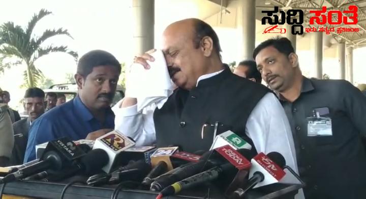 ಹಣೆಗೆ ಹಚ್ಚಿದ ತಿಲಕ ಅಳಿಸಿಕೊಂಡ CM ಚರ್ಚೆಗೆ ಗ್ರಾಸವಾದ ಸಿಎಂ ನಡೆ….. ಹಣೆಗೆ ಹಚ್ಚಿದ ತಿಲಕ ಅಳಿಸಿಕೊಂಡ CM ಚರ್ಚೆಗೆ ಗ್ರಾಸವಾದ ಸಿಎಂ ನಡೆ…..