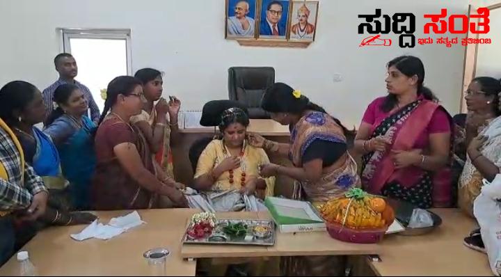 ಮಹಿಳಾ ಅಧಿಕಾರಿಗೆ ಗ್ರಾಮಸ್ಥರಿಂದ ಸೀಮಂತ ಕಾರ್ಯಕ್ರಮ ಅರ್ಥಪೂರ್ಣ ಕಾರ್ಯಕ್ರಮಕ್ಕೆ ಸಾಕ್ಷಿಯಾಯಿತು ಸರ್ಕಾರಿ ಕಚೇರಿ…… ಮಹಿಳಾ ಅಧಿಕಾರಿಗೆ ಗ್ರಾಮಸ್ಥರಿಂದ ಸೀಮಂತ ಕಾರ್ಯಕ್ರಮ ಅರ್ಥಪೂರ್ಣ ಕಾರ್ಯಕ್ರಮಕ್ಕೆ ಸಾಕ್ಷಿಯಾಯಿತು ಸರ್ಕಾರಿ ಕಚೇರಿ……