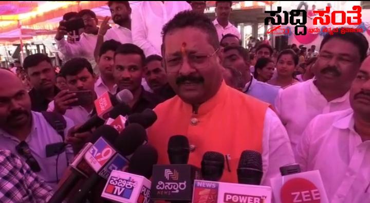 ಯಡಿಯೂರಪ್ಪ ರವರ ಬಗ್ಗೆ ಅಪಾರ ಗೌರವವಿದೆ ಇನ್ನೂ ಮುಂದೆ ಅವರ ಬಗ್ಗೆ ಯಾವುದೇ ಪ್ರಶ್ನೆ ಕೇಳಬೇಡಿ ಬಸನಗೌಡ ಪಾಟೀಲ ಯತ್ನಾಳ್ – BSY ವಿರುದ್ಧದ ಸಂಘರ್ಷಕ್ಕೆ ಪೂರ್ಣ ವಿರಾಮದ ಮಾತು ಹೇಳಿದ ಯತ್ನಾಳ ಮಾತಿನ ಹಿಂದಿರುವುದು ಏನು….. ಯಡಿಯೂರಪ್ಪ ರವರ ಬಗ್ಗೆ ಅಪಾರ ಗೌರವವಿದೆ ಇನ್ನೂ ಮುಂದೆ ಅವರ ಬಗ್ಗೆ ಯಾವುದೇ ಪ್ರಶ್ನೆ ಕೇಳಬೇಡಿ ಬಸನಗೌಡ ಪಾಟೀಲ ಯತ್ನಾಳ್ – BSY ವಿರುದ್ಧದ ಸಂಘರ್ಷಕ್ಕೆ ಪೂರ್ಣ ವಿರಾಮದ ಮಾತು ಹೇಳಿದ ಯತ್ನಾಳ ಮಾತಿನ ಹಿಂದಿರುವುದು ಏನು…..