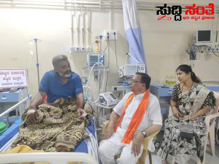 ಬಸವರಾಜ ಕೊರವರ ಭೇಟಿಯಾಗಿ ಆರೋಗ್ಯ ವಿಚಾರಣೆ ಮಾಡಿದ ತವನಪ್ಪ ಅಷ್ಟಗಿ ಸಮಸ್ಯೆ ಕುರಿತು ಕೇಂದ್ರ ಸಚಿವ ಪ್ರಹ್ಲಾದ್ ಜೋಶಿ ಅವರೊಂದಿಗೆ ಚರ್ಚೆ ಮಾಡೊದಾಗಿ ಭರವಸೆ ನೀಡಿದ ತವನಪ್ಪ ಅಷ್ಟಗಿ ಬಸವರಾಜ ಕೊರವರ ಭೇಟಿಯಾಗಿ ಆರೋಗ್ಯ ವಿಚಾರಣೆ ಮಾಡಿದ ತವನಪ್ಪ ಅಷ್ಟಗಿ ಸಮಸ್ಯೆ ಕುರಿತು ಕೇಂದ್ರ ಸಚಿವ ಪ್ರಹ್ಲಾದ್ ಜೋಶಿ ಅವರೊಂದಿಗೆ ಚರ್ಚೆ ಮಾಡೊದಾಗಿ ಭರವಸೆ ನೀಡಿದ ತವನಪ್ಪ ಅಷ್ಟಗಿ