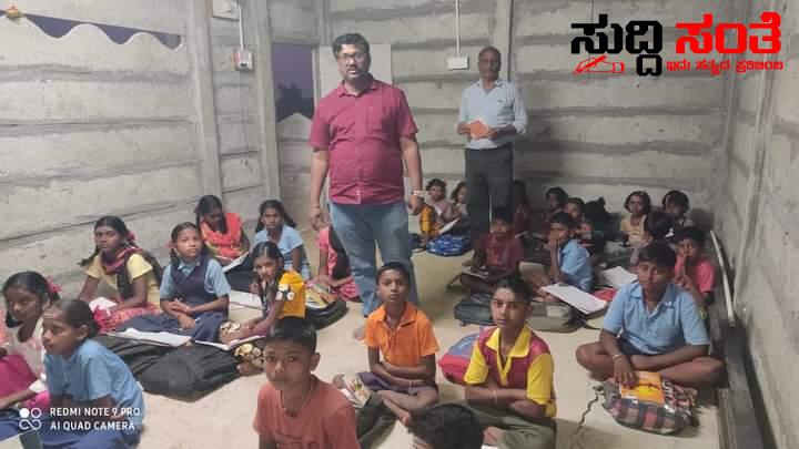 ವೃತ್ತಿಯೊಂದಿಗೆ ಸಾಮಾಜಿಕ ಜವಾಬ್ದಾರಿ ತೋರಿಸಿಕೊಟ್ಟ ಡಾ ವಿರೇಶ ಸತ್ತಿಗೇರಿ – ವೃತ್ತಿಯ ನಡುವೆ ವ್ಯಕ್ತಿಯೊಬ್ಬರಿಗೆ ಆಶ್ರಯ ನೀಡಿ ಗ್ರಾಮದಲ್ಲಿನ ಮಕ್ಕಳಿಗೆ ಟ್ಯೂಶನ್ ನೀಡುತ್ತಾ ಮಾದರಿಯಾದ ಡಾ ವಿರೇಶ ಸತ್ತಿಗೇರಿ ವೃತ್ತಿಯೊಂದಿಗೆ ಸಾಮಾಜಿಕ ಜವಾಬ್ದಾರಿ ತೋರಿಸಿಕೊಟ್ಟ ಡಾ ವಿರೇಶ ಸತ್ತಿಗೇರಿ – ವೃತ್ತಿಯ ನಡುವೆ ವ್ಯಕ್ತಿಯೊಬ್ಬರಿಗೆ ಆಶ್ರಯ ನೀಡಿ ಗ್ರಾಮದಲ್ಲಿನ ಮಕ್ಕಳಿಗೆ ಟ್ಯೂಶನ್ ನೀಡುತ್ತಾ ಮಾದರಿಯಾದ ಡಾ ವಿರೇಶ ಸತ್ತಿಗೇರಿ