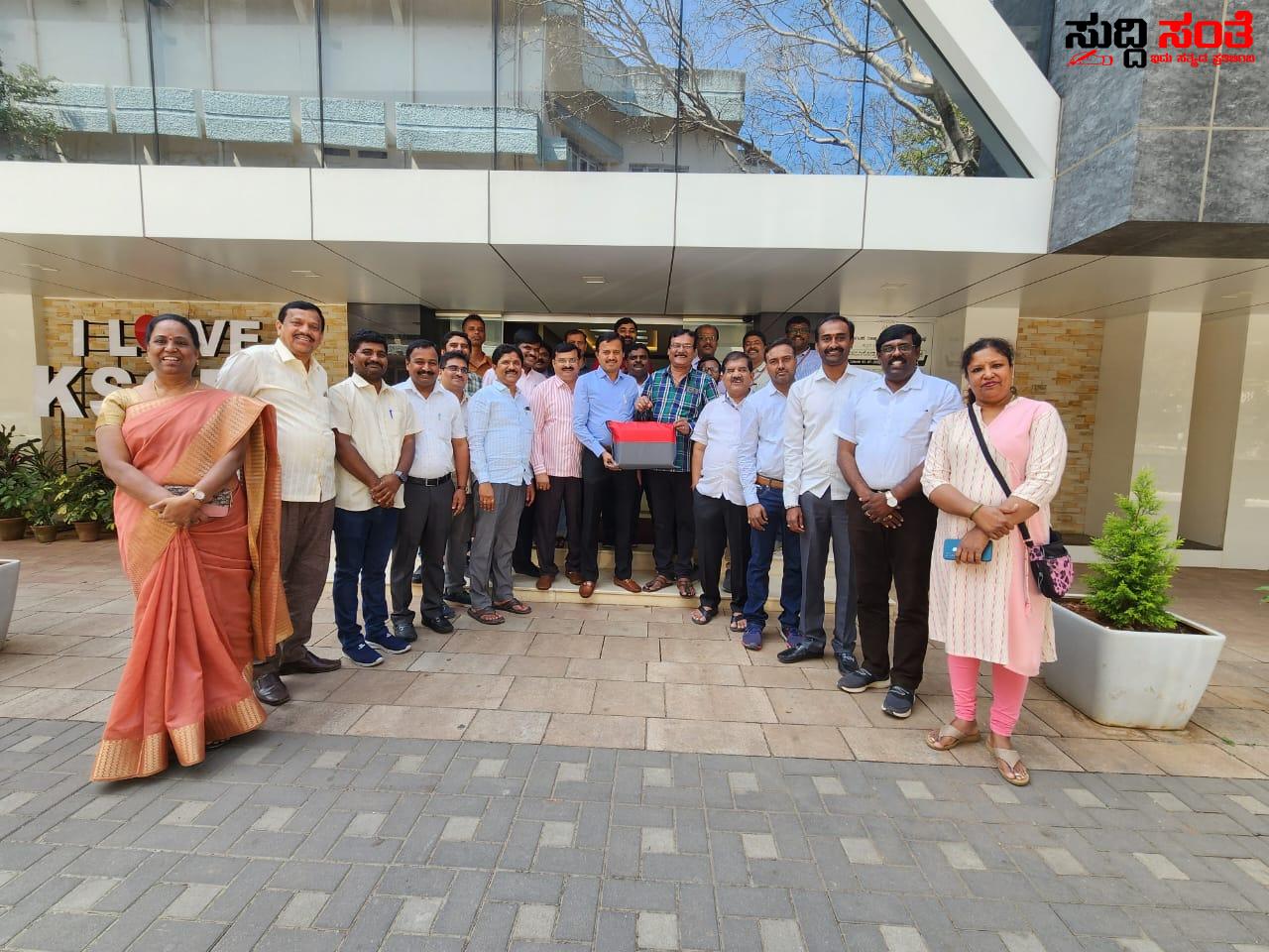 7ನೇ ವೇತನ ಆಯೋಗಕ್ಕೆ ಸಲ್ಲಿಕೆಯಾಗಲು ಸಿದ್ದಗೊಂಡಿತು ರಾಜ್ಯ ಸರ್ಕಾರಿ ನೌಕರರ ವರದಿ – 7ನೇ ವೇತನ ಆಯೋಗಕ್ಕೆ ಸಲ್ಲಿಸಲು ರಾಜ್ಯದ ಸರ್ಕಾರಿ ನೌಕರರ ಕಂಪ್ಲೀಟ್ ವರದಿ ಸಿದ್ದ ಮಾಡಿದರು ಷಡಾಕ್ಷರಿ ಮತ್ತು ಟೀಮ್ 7ನೇ ವೇತನ ಆಯೋಗಕ್ಕೆ ಸಲ್ಲಿಕೆಯಾಗಲು ಸಿದ್ದಗೊಂಡಿತು ರಾಜ್ಯ ಸರ್ಕಾರಿ ನೌಕರರ ವರದಿ – 7ನೇ ವೇತನ ಆಯೋಗಕ್ಕೆ ಸಲ್ಲಿಸಲು ರಾಜ್ಯದ ಸರ್ಕಾರಿ ನೌಕರರ ಕಂಪ್ಲೀಟ್ ವರದಿ ಸಿದ್ದ ಮಾಡಿದರು ಷಡಾಕ್ಷರಿ ಮತ್ತು ಟೀಮ್