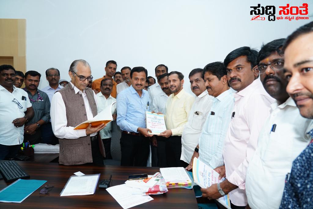 ವಾರಕ್ಕೆ 5 ದಿನ ಕೆಲಸ 7ನೇ ವೇತನ ಆಯೋಗದ ಮುಂದೆ ಹೊಸದೊಂದು ಬೇಡಿಕೆ ಇಟ್ಟ ರಾಜ್ಯ ಸರ್ಕಾರಿ ನೌಕರರ ಸಂಘ – ರಾಜ್ಯದ ಸರ್ಕಾರಿ ನೌಕರರ ಹಿತ ಕಾಪಾಡುತ್ತಾ ಆರೋಗ್ಯಕ್ಕೂ ವರದಿಯಲ್ಲಿ ಗಮನ ಹರಿಸಿ ಎನ್ನುತ್ತಾ ಬೇಡಿಕೆ ಇಟ್ಟ ಷಡಾಕ್ಷರಿ ಯವರು….. ವಾರಕ್ಕೆ 5 ದಿನ ಕೆಲಸ 7ನೇ ವೇತನ ಆಯೋಗದ ಮುಂದೆ ಹೊಸದೊಂದು ಬೇಡಿಕೆ ಇಟ್ಟ ರಾಜ್ಯ ಸರ್ಕಾರಿ ನೌಕರರ ಸಂಘ – ರಾಜ್ಯದ ಸರ್ಕಾರಿ ನೌಕರರ ಹಿತ ಕಾಪಾಡುತ್ತಾ ಆರೋಗ್ಯಕ್ಕೂ ವರದಿಯಲ್ಲಿ ಗಮನ ಹರಿಸಿ ಎನ್ನುತ್ತಾ ಬೇಡಿಕೆ ಇಟ್ಟ ಷಡಾಕ್ಷರಿ ಯವರು…..