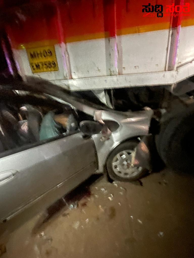 ಧಾರವಾಡದಲ್ಲಿ ಭೀಕರ ಅಪಘಾತ ಐವರು ಸಾವು ರಸ್ತೆ ಪಕ್ಕದಲ್ಲಿ ನಿಂತಿದ್ದ ಲಾರಿಗೆ ಡಿಕ್ಕಿಯಾದ ಕಾರು….. ಧಾರವಾಡದಲ್ಲಿ ಭೀಕರ ಅಪಘಾತ ಐವರು ಸಾವು ರಸ್ತೆ ಪಕ್ಕದಲ್ಲಿ ನಿಂತಿದ್ದ ಲಾರಿಗೆ ಡಿಕ್ಕಿಯಾದ ಕಾರು…..