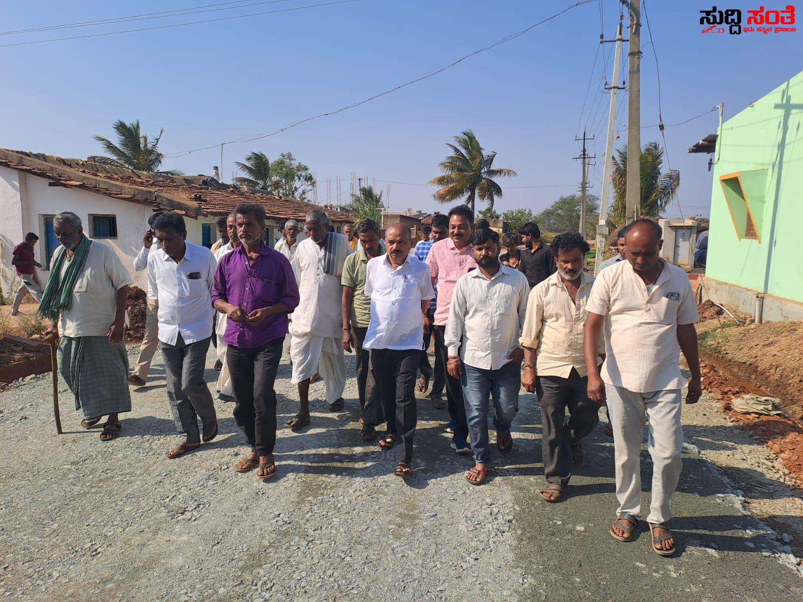2ಕೋಟಿ 80ಲಕ್ಷ ರೂಪಾಯಿ ವೆಚ್ಚದ ರಸ್ತೆ ಕಾಮಗಾರಿ ಪರಿಶೀಲನೆ ಮಾಡಿದ BJP ನಾಯಕ M R ಪಾಟೀಲ್ – ಪರಿಶೀಲನೆ ನಡೆಸಿ ಉತ್ತಮ ಗುಣಮಟ್ಟದ ರಸ್ತೆ ಕಾಮಗಾರಿ ಮಾಡುವಂತೆ ಸೂಚನೆ ನೀಡಿದ ಪಾಟೀಲ್ ರು….. 2ಕೋಟಿ 80ಲಕ್ಷ ರೂಪಾಯಿ ವೆಚ್ಚದ ರಸ್ತೆ ಕಾಮಗಾರಿ ಪರಿಶೀಲನೆ ಮಾಡಿದ BJP ನಾಯಕ M R ಪಾಟೀಲ್ – ಪರಿಶೀಲನೆ ನಡೆಸಿ ಉತ್ತಮ ಗುಣಮಟ್ಟದ ರಸ್ತೆ ಕಾಮಗಾರಿ ಮಾಡುವಂತೆ ಸೂಚನೆ ನೀಡಿದ ಪಾಟೀಲ್ ರು…..