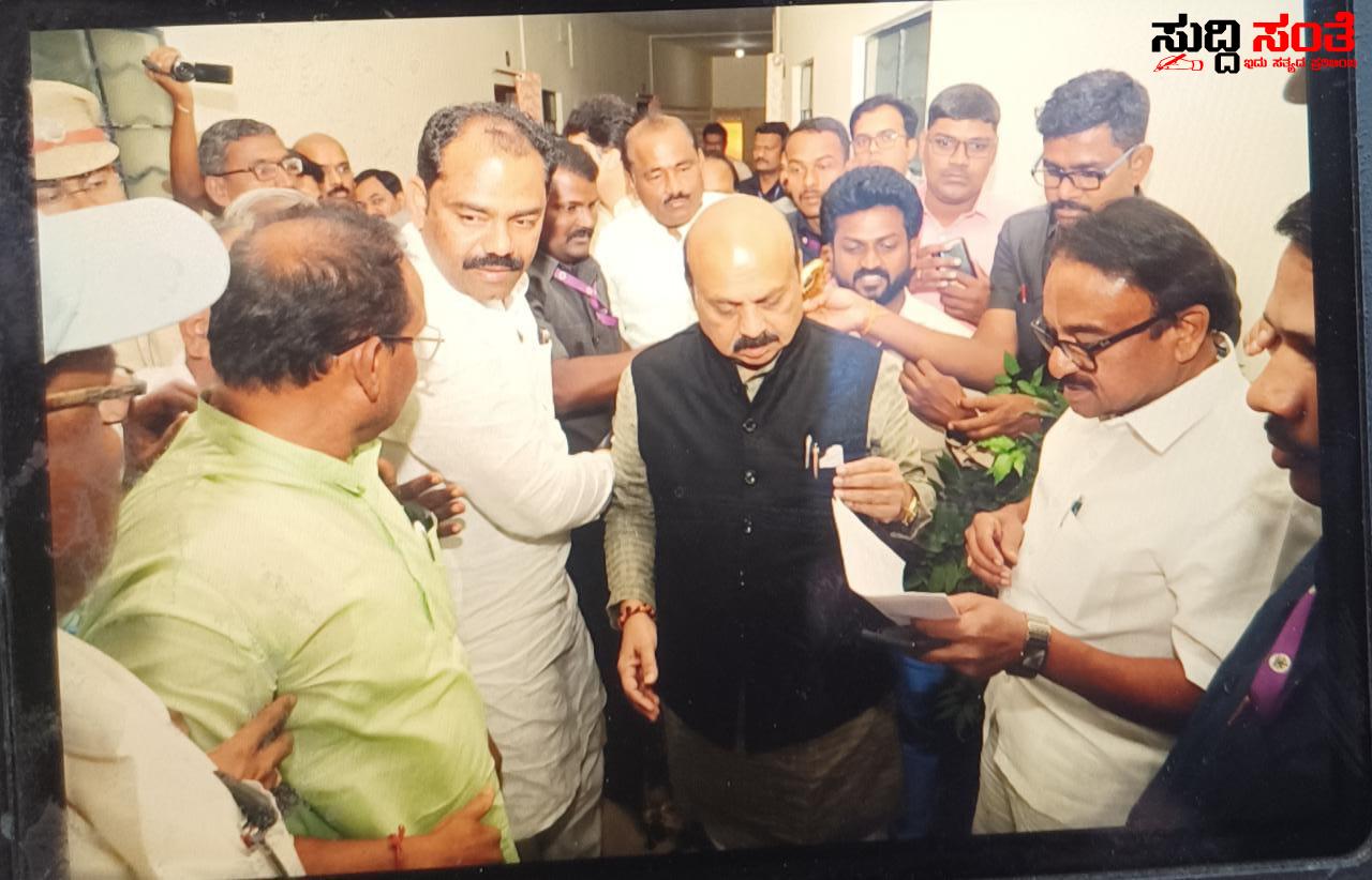 ಶಿಕ್ಷಕರ ವರ್ಗಾವಣೆಗಾಗಿ CM ಭೇಟಿಯಾದ ಮಾಲತೇಶ್ ಬಬ್ಬಜ್ಜಿ ಮತ್ತು ಟೀಮ್ – ಮನವಿ ನೀಡಿ ಕೂಡಲೇ ವರ್ಗಾವಣೆ ಪ್ರಕ್ರಿಯೆ ಆರಂಭ ಮಾಡುವಂತೆ ಒತ್ತಾಯ….. ಶಿಕ್ಷಕರ ವರ್ಗಾವಣೆಗಾಗಿ CM ಭೇಟಿಯಾದ ಮಾಲತೇಶ್ ಬಬ್ಬಜ್ಜಿ ಮತ್ತು ಟೀಮ್ – ಮನವಿ ನೀಡಿ ಕೂಡಲೇ ವರ್ಗಾವಣೆ ಪ್ರಕ್ರಿಯೆ ಆರಂಭ ಮಾಡುವಂತೆ ಒತ್ತಾಯ…..