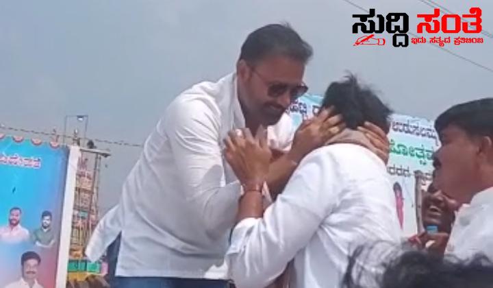 ರಾಜಕೀಯ ಬೇರೆ ಸಂಬಂಧಗಳೇ ಬೇರೆ ಎಂಬೊದನ್ನು ತೋರಿಸಿಕೊಟ್ಟ ಸಂತೋಷ ಲಾಡ್ – ಬದ್ದ ವೈರಿಗಳಾದರೂ ಸ್ನೇಹ ಪ್ರೀತಿ ಇರುತ್ತದೆ ಎನ್ನೊದನ್ನ ತೋರಿಸಿಕೊಟ್ಟ ಸಂತೋಷ ಲಾಡ್ ಶ್ರೀರಾಮಲು….. ರಾಜಕೀಯ ಬೇರೆ ಸಂಬಂಧಗಳೇ ಬೇರೆ ಎಂಬೊದನ್ನು ತೋರಿಸಿಕೊಟ್ಟ ಸಂತೋಷ ಲಾಡ್ – ಬದ್ದ ವೈರಿಗಳಾದರೂ ಸ್ನೇಹ ಪ್ರೀತಿ ಇರುತ್ತದೆ ಎನ್ನೊದನ್ನ ತೋರಿಸಿಕೊಟ್ಟ ಸಂತೋಷ ಲಾಡ್ ಶ್ರೀರಾಮಲು…..