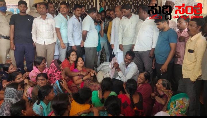 BEO ಸೇರಿದಂತೆ ಐದು ಜನರನ್ನು ಕೂಡಲೇ ಬಂಧನ ಮಾಡಿ – ಮೃತ ಮುಖ್ಯಶಿಕ್ಷಕನ ಸಾವಿಗೆ ನ್ಯಾಯ ಒದಗಿಸಿಕೊಡಿ BEO ಸೇರಿದಂತೆ ಐದು ಜನರನ್ನು ಕೂಡಲೇ ಬಂಧನ ಮಾಡಿ – ಮೃತ ಮುಖ್ಯಶಿಕ್ಷಕನ ಸಾವಿಗೆ ನ್ಯಾಯ ಒದಗಿಸಿಕೊಡಿ