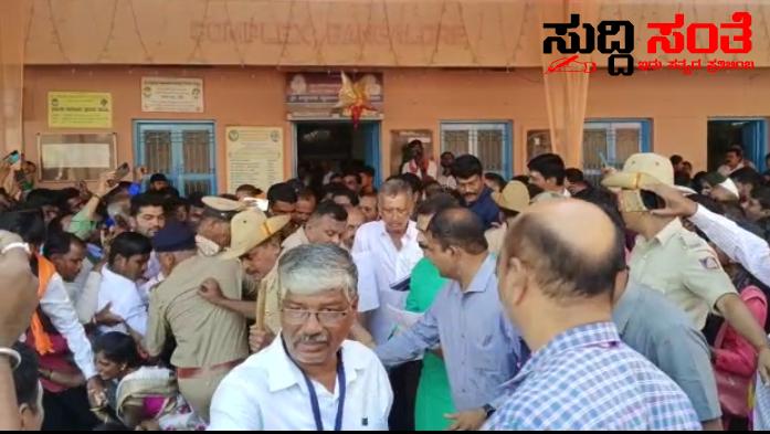 ಹುಬ್ಬಳ್ಳಿಯ ಸಿದ್ದಾರೂಢ ದೇವಸ್ಥಾನದಲ್ಲಿ ಮಹಿಳೆಯರ ಮೇಲೆ ಬಿದ್ದ ಪೊಲೀಸರು – CM ಆಗಮನದ ಸಮಯದಲ್ಲಿ ಎಡವಟ್ಟು…… ಹುಬ್ಬಳ್ಳಿಯ ಸಿದ್ದಾರೂಢ ದೇವಸ್ಥಾನದಲ್ಲಿ ಮಹಿಳೆಯರ ಮೇಲೆ ಬಿದ್ದ ಪೊಲೀಸರು – CM ಆಗಮನದ ಸಮಯದಲ್ಲಿ ಎಡವಟ್ಟು……