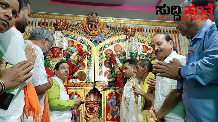 ಗ್ರಾಮದೇವತೆಗಳಿಗೆ ವಿಶೇಷ ಪೂಜೆ ಸಲ್ಲಿಸಿ ದರ್ಶನ ಮಾಡಿದ ಕೇಂದ್ರ ಸಚಿವ ಪ್ರಹ್ಲಾದ್ ಜೋಶಿ – ಕೇಂದ್ರ ಸಚಿವರಿಗೆ ಸಾಥ್ ನೀಡಿದ ಶಾಸಕರು ಪಕ್ಷದ ಕಾರ್ಯಕರ್ತರು ಮುಖಂಡರು ಗ್ರಾಮದೇವತೆಗಳಿಗೆ ವಿಶೇಷ ಪೂಜೆ ಸಲ್ಲಿಸಿ ದರ್ಶನ ಮಾಡಿದ ಕೇಂದ್ರ ಸಚಿವ ಪ್ರಹ್ಲಾದ್ ಜೋಶಿ – ಕೇಂದ್ರ ಸಚಿವರಿಗೆ ಸಾಥ್ ನೀಡಿದ ಶಾಸಕರು ಪಕ್ಷದ ಕಾರ್ಯಕರ್ತರು ಮುಖಂಡರು