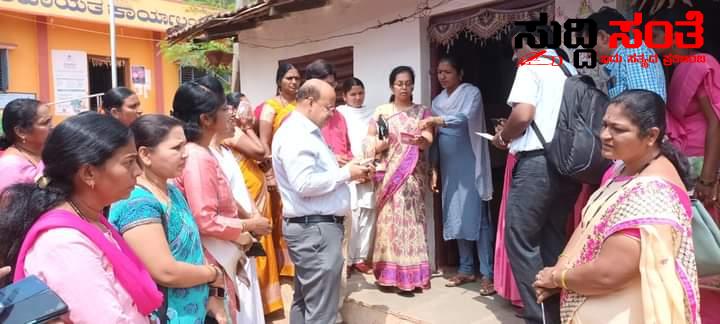 ಆರಂಭಗೊಂಡ ಆರೋಗ್ಯ ಮತ್ತು ಪೌಷ್ಠಿಕ ಸಮೀಕ್ಷೆ ಕಾರ್ಯ  ಮನೆಗೆ ಬರುವ ಆರೋಗ್ಯ ಹಾಗೂ ಅಂಗನವಾಡಿ ಕಾರ್ಯಕರ್ತೆಯರಿಗೆ ಅಗತ್ಯ ಮಾಹಿತಿ ನೀಡಿ ಸಮೀಕ್ಷೆ ಯಶಸ್ವಿಗೊಳಿಸಿ….. ಆರಂಭಗೊಂಡ ಆರೋಗ್ಯ ಮತ್ತು ಪೌಷ್ಠಿಕ ಸಮೀಕ್ಷೆ ಕಾರ್ಯ  ಮನೆಗೆ ಬರುವ ಆರೋಗ್ಯ ಹಾಗೂ ಅಂಗನವಾಡಿ ಕಾರ್ಯಕರ್ತೆಯರಿಗೆ ಅಗತ್ಯ ಮಾಹಿತಿ ನೀಡಿ ಸಮೀಕ್ಷೆ ಯಶಸ್ವಿಗೊಳಿಸಿ…..