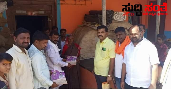 ದುರ್ಗಾದೇವಿಗೆ ಪೂಜೆ ಸಲ್ಲಿಸಿ ಕ್ಷೇತ್ರದಲ್ಲಿ ತಾವು ಮಾಡಿದ ಅಭಿವೃದ್ದಿ ಕಾರ್ಯಗಳ ಭಿತ್ತಿ ಪತ್ರ ನೀಡಿ ಚುನಾವಣೆಯ ಕಹಳೆ ಊದಿದ ಶಾಸಕ_ಅಮೃತ_ದೇಸಾಯಿ – ಅಧಿಕಾರದ 4 ವರ್ಷ 10 ತಿಂಗಳ ಅವಧಿಯಲ್ಲಿ ಮಾಡಿದ ಅಭಿವೃದ್ಧಿ ಕಾರ್ಯಗಳ ಕರಪತ್ರವನ್ನು ನೀಡಿ ಕಮಲದ ಗುರ್ತಿಗೆ ಅತ್ಯಮೂಲ್ಯ ಮತ ನೀಡುವಂತೆ ಕೋರಿದ ಶಾಸಕರು….. ದುರ್ಗಾದೇವಿಗೆ ಪೂಜೆ ಸಲ್ಲಿಸಿ ಕ್ಷೇತ್ರದಲ್ಲಿ ತಾವು ಮಾಡಿದ ಅಭಿವೃದ್ದಿ ಕಾರ್ಯಗಳ ಭಿತ್ತಿ ಪತ್ರ ನೀಡಿ ಚುನಾವಣೆಯ ಕಹಳೆ ಊದಿದ ಶಾಸಕ_ಅಮೃತ_ದೇಸಾಯಿ – ಅಧಿಕಾರದ 4 ವರ್ಷ 10 ತಿಂಗಳ ಅವಧಿಯಲ್ಲಿ ಮಾಡಿದ ಅಭಿವೃದ್ಧಿ ಕಾರ್ಯಗಳ ಕರಪತ್ರವನ್ನು ನೀಡಿ ಕಮಲದ ಗುರ್ತಿಗೆ ಅತ್ಯಮೂಲ್ಯ ಮತ ನೀಡುವಂತೆ ಕೋರಿದ ಶಾಸಕರು…..