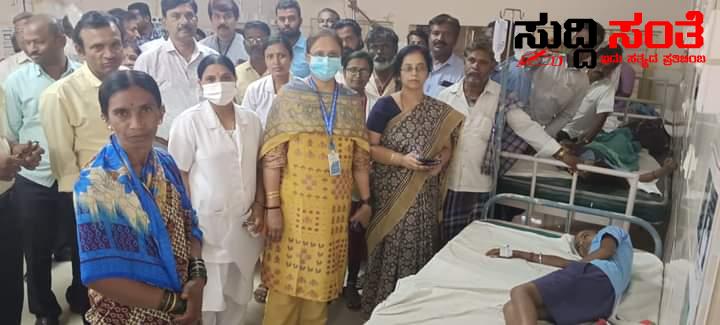 ಶಾಲೆಯಲ್ಲಿ ಬಿಸಿಯೂಟ ಸೇವನೆ 30 ಕ್ಕೂ ಹೆಚ್ಚು ಮಕ್ಕಳಿಂದ ವಾಂತಿಭೇದಿ – ಆಸ್ಪತ್ರೆಗೆ ಮಕ್ಕಳು ದಾಖಲು ಚಿಕಿತ್ಸೆ ನೀಡುತ್ತಿರುವ ವೈಧ್ಯರು ಗುಣಮುಖರಾಗುತ್ತಿರುವ ಮಕ್ಕಳು….. ಶಾಲೆಯಲ್ಲಿ ಬಿಸಿಯೂಟ ಸೇವನೆ 30 ಕ್ಕೂ ಹೆಚ್ಚು ಮಕ್ಕಳಿಂದ ವಾಂತಿಭೇದಿ – ಆಸ್ಪತ್ರೆಗೆ ಮಕ್ಕಳು ದಾಖಲು ಚಿಕಿತ್ಸೆ ನೀಡುತ್ತಿರುವ ವೈಧ್ಯರು ಗುಣಮುಖರಾಗುತ್ತಿರುವ ಮಕ್ಕಳು…..