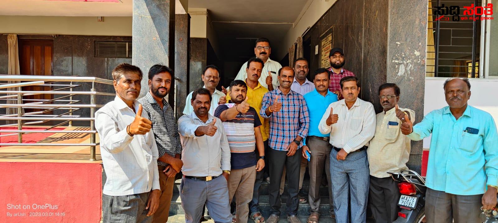 ರಾಜ್ಯದ ಸರ್ಕಾರಿ ನೌಕರರ ಬೇಡಿಕೆಗಳನ್ನು ಈಡೇರಿಸಿದ CM,ರಾಜ್ಯಾಧ್ಯಕ್ಷರಿಗೆ ಶಿಗ್ಗಾವಿ ನೌಕರರ ಸಂಘದಿಂದ ಅಭಿನಂದನೆಗಳು – ಅರುಣ ಹುಡೇದಗೌಡ್ರು ಮತ್ತು ಟೀಮ್ ಪರವಾಗಿ ಅಭಿನಂದನೆಗಳು ರಾಜ್ಯದ ಸರ್ಕಾರಿ ನೌಕರರ ಬೇಡಿಕೆಗಳನ್ನು ಈಡೇರಿಸಿದ CM,ರಾಜ್ಯಾಧ್ಯಕ್ಷರಿಗೆ ಶಿಗ್ಗಾವಿ ನೌಕರರ ಸಂಘದಿಂದ ಅಭಿನಂದನೆಗಳು – ಅರುಣ ಹುಡೇದಗೌಡ್ರು ಮತ್ತು ಟೀಮ್ ಪರವಾಗಿ ಅಭಿನಂದನೆಗಳು