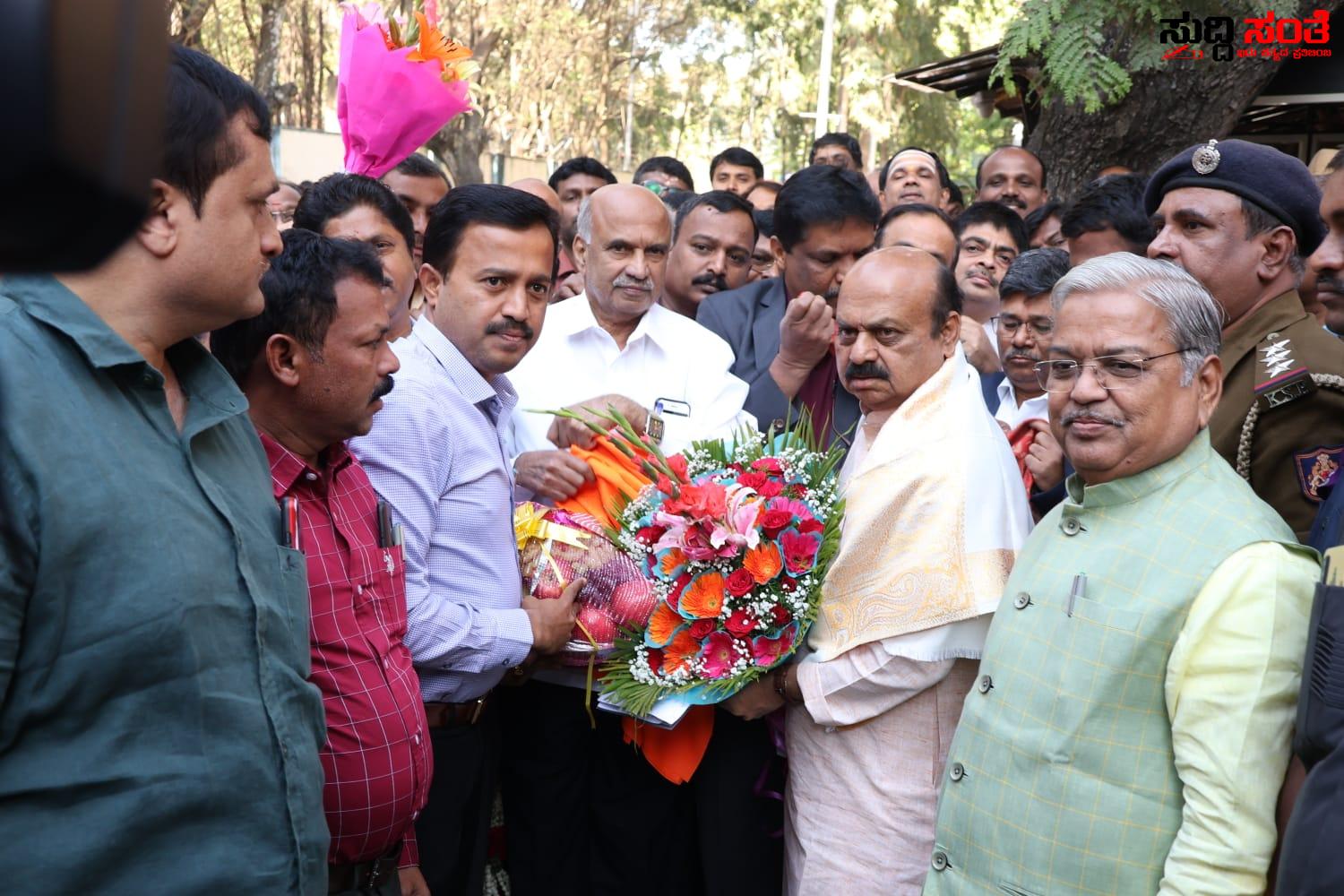 ಸರ್ಕಾರಿ ನೌಕರರ ಬೇಡಿಕೆ ಈಡೇರಿಸಿದ CM ಗ ಅಭಿನಂದನೆಗಳನ್ನು ಸಲ್ಲಿಸಿದ ಸರ್ಕಾರಿ ನೌಕರರ ಸಂಘಟನೆಯವರು – ಷಡಾಕ್ಷರಿ ಅವರ ನೇತ್ರತ್ವದಲ್ಲಿ ಮುಖ್ಯಮಂತ್ರಿ ಸೇರಿದಂತೆ ಹಲವರಿಗೆ ಅಭಿನಂದನೆ ಸಲ್ಲಿಕೆ ಸರ್ಕಾರಿ ನೌಕರರ ಬೇಡಿಕೆ ಈಡೇರಿಸಿದ CM ಗ ಅಭಿನಂದನೆಗಳನ್ನು ಸಲ್ಲಿಸಿದ ಸರ್ಕಾರಿ ನೌಕರರ ಸಂಘಟನೆಯವರು – ಷಡಾಕ್ಷರಿ ಅವರ ನೇತ್ರತ್ವದಲ್ಲಿ ಮುಖ್ಯಮಂತ್ರಿ ಸೇರಿದಂತೆ ಹಲವರಿಗೆ ಅಭಿನಂದನೆ ಸಲ್ಲಿಕೆ