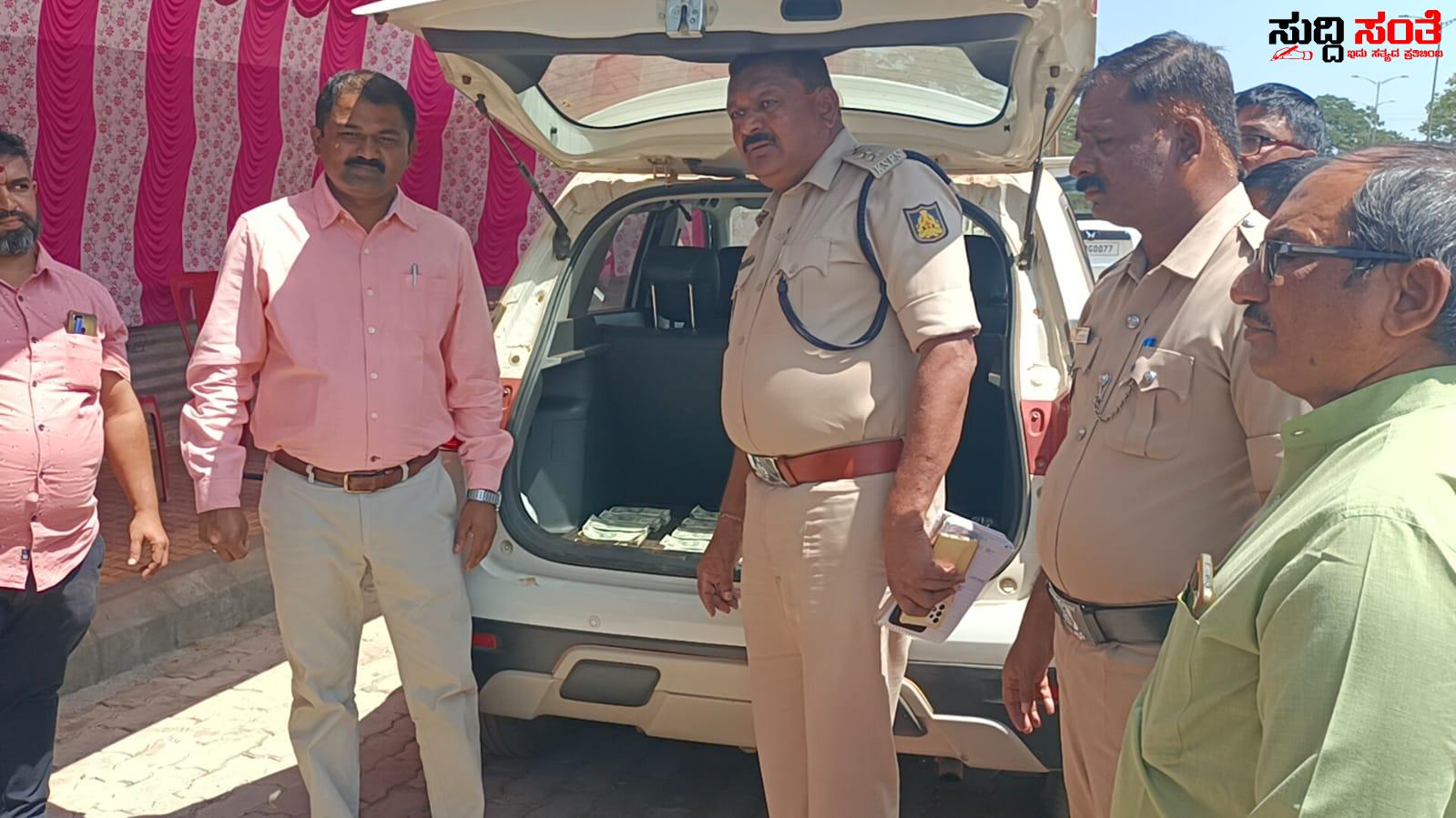 ಹುಬ್ಬಳ್ಳಿಯಲ್ಲಿ ಕಾರಿನಲ್ಲಿ 15 ಲಕ್ಷ ರೂಪಾಯಿ ಪತ್ತೆ – ಕಂತೆ ಕಂತೆ ನೋಟು ಪತ್ತೆ ದೂರು ದಾಖಲು….. ಹುಬ್ಬಳ್ಳಿಯಲ್ಲಿ ಕಾರಿನಲ್ಲಿ 15 ಲಕ್ಷ ರೂಪಾಯಿ ಪತ್ತೆ – ಕಂತೆ ಕಂತೆ ನೋಟು ಪತ್ತೆ ದೂರು ದಾಖಲು…..